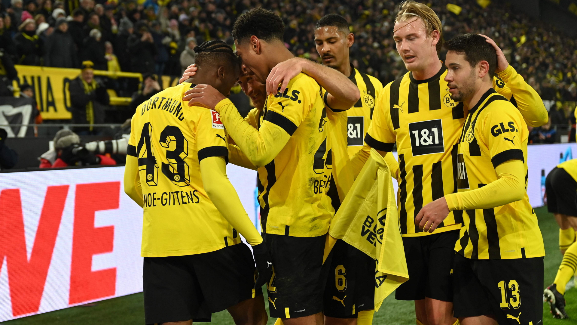 Spieler von Borussia Dortmund bejubeln den Sieg gegen den FC Augsburg | AFP