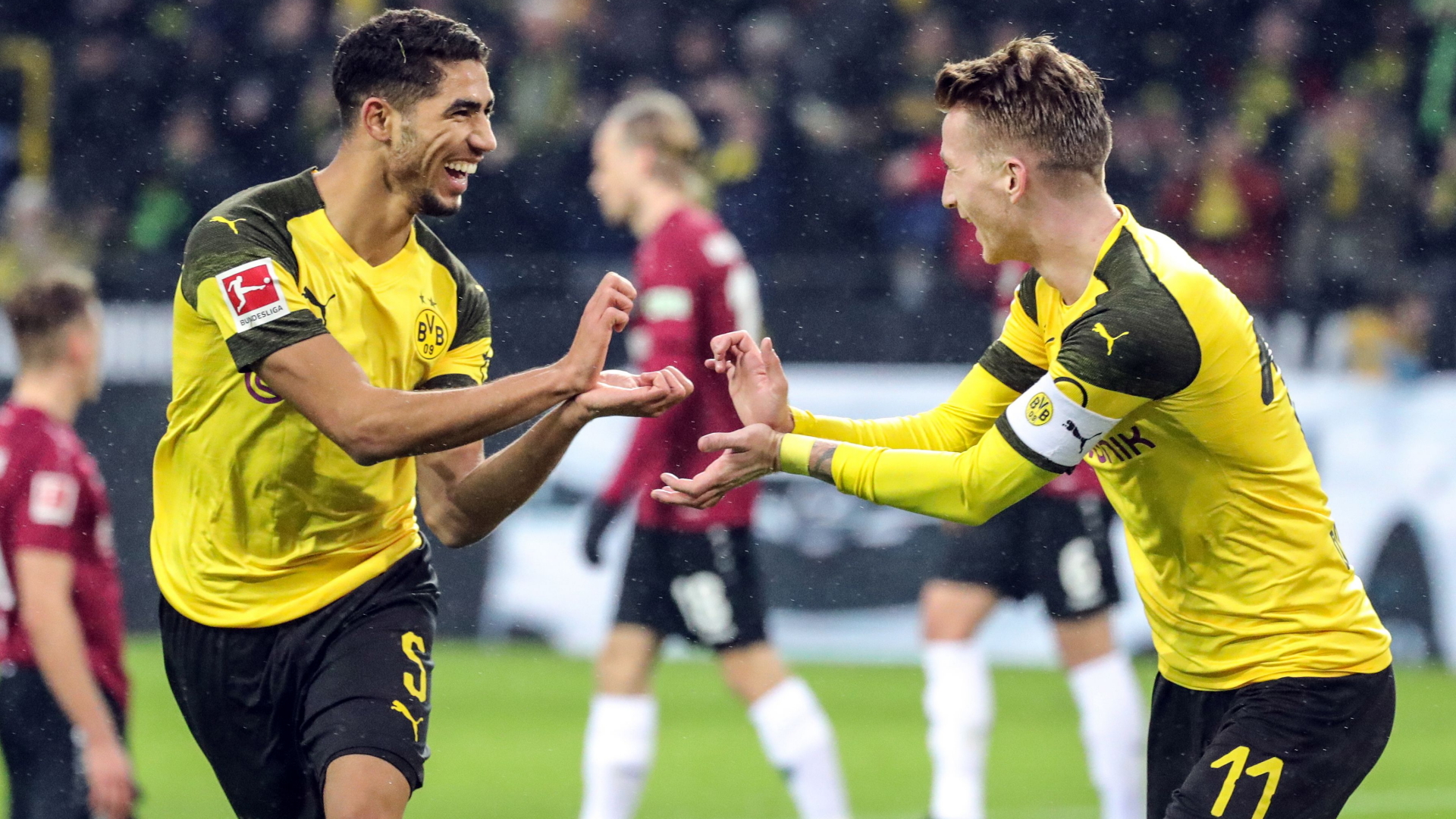 Achraf Hakimi von Borussia Dortmund (links) freut sich mit Teamkollegen Marco Reus über sein Tor im Spiel gegen Hannover. | Bildquelle: ARMANDO BABANI/EPA-EFE/REX