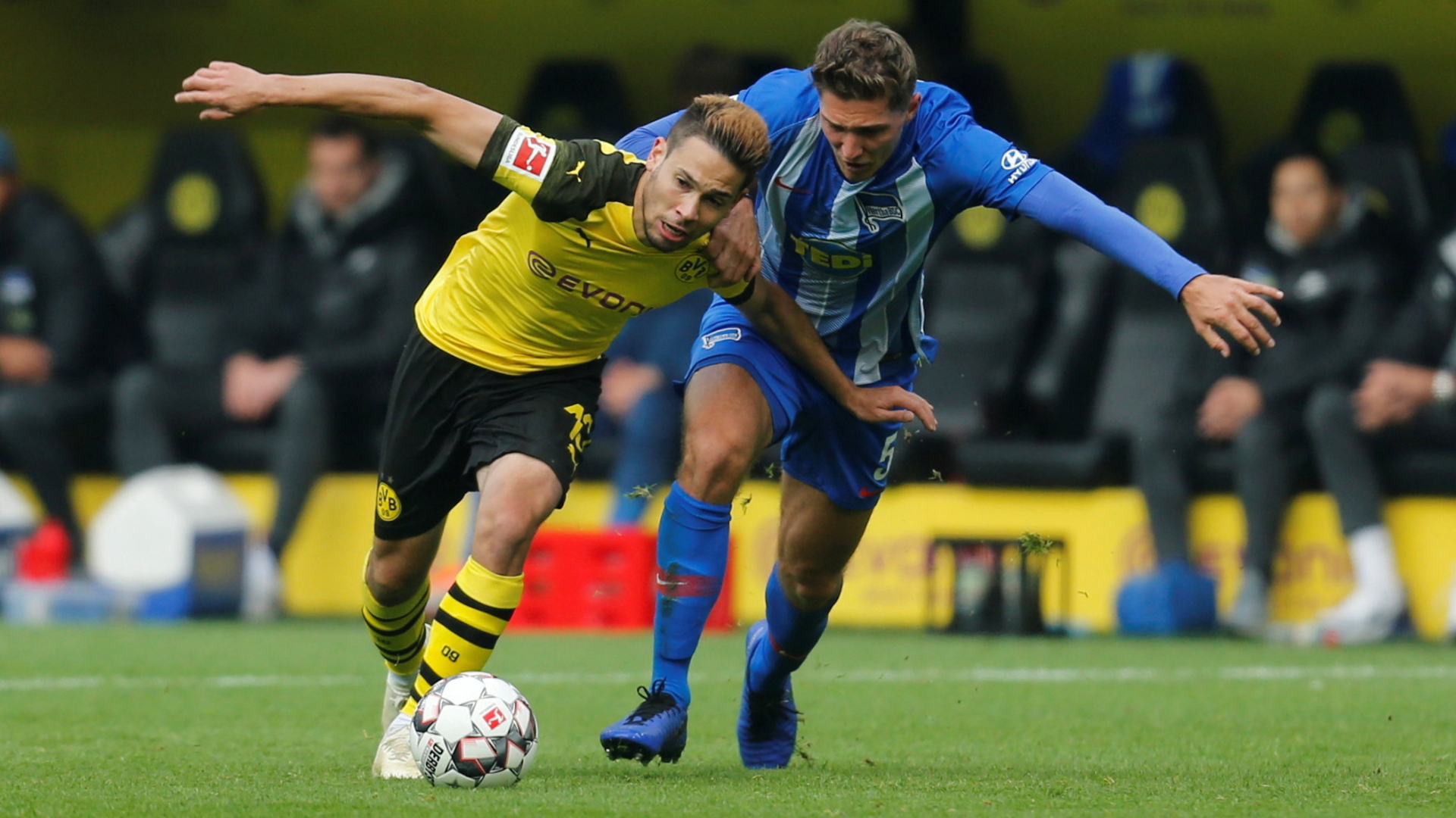 Raphael Guerreiro vom BVB kämpft mit Niklas Stark vom Hertha BSC um den Ball. | Bildquelle: REUTERS