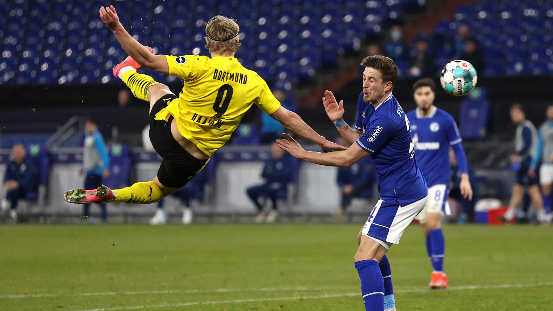 Der Angreifer Erling Haaland schießt sein Team Borussia Dortmund zur 2:0-Führung gegen den FC Schalke 04. | EPA