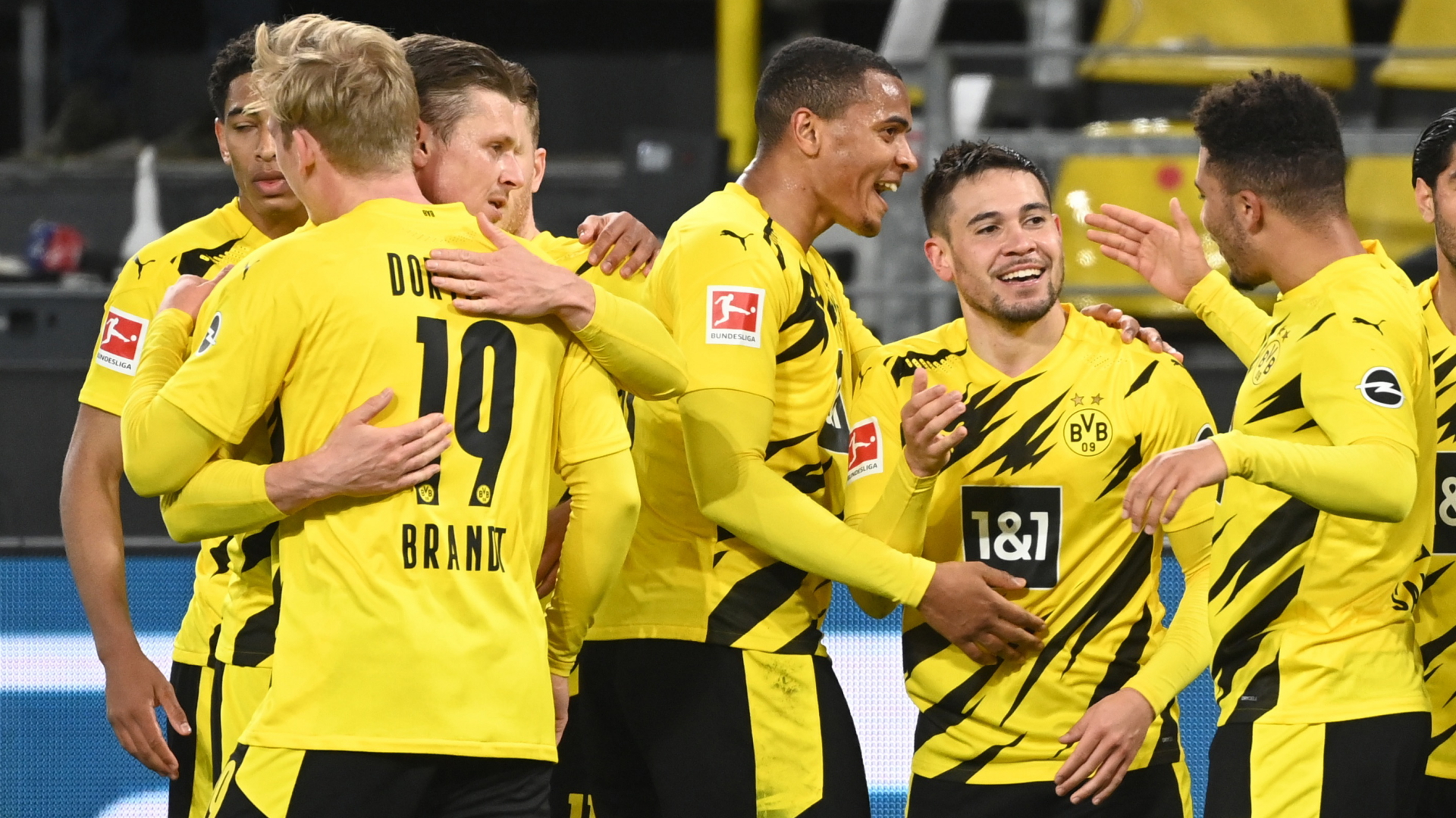 Die Mannschaft von Borussia Dortmund jubelt im Bundesligaspiel gegen Union Berlin. | Pool via REUTERS