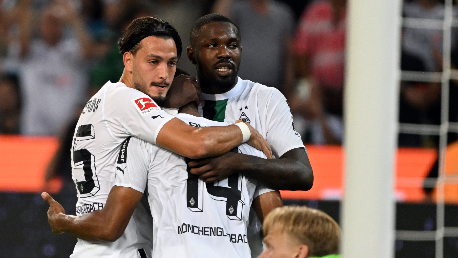 Fußballspieler von Borussia Mönchengladbach feiern das 1:0 gegen Hertha BSC. | dpa