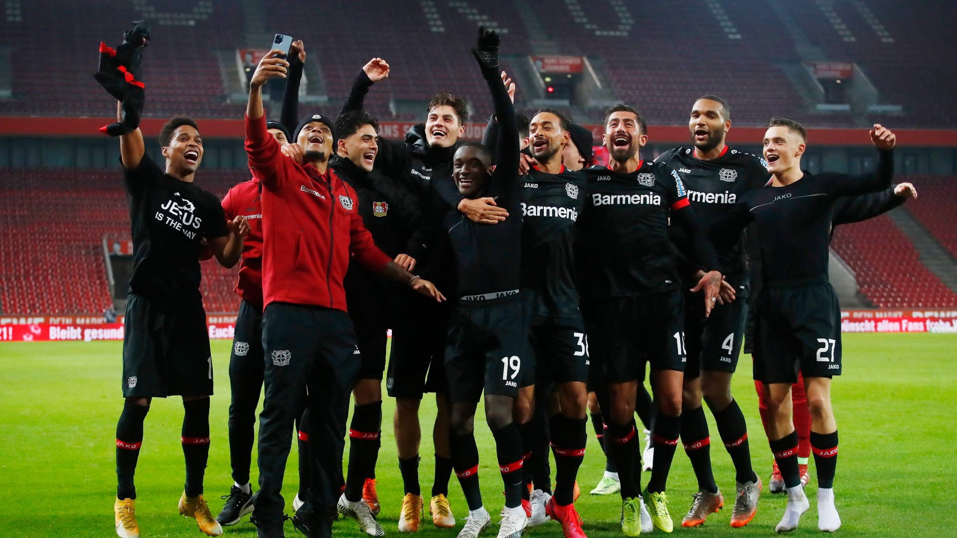 bundesliga leverkusen sieg 101~ v mittel16x9 - Bundesliga: Leverkusen verteidigt Tabellenführung 20-1
