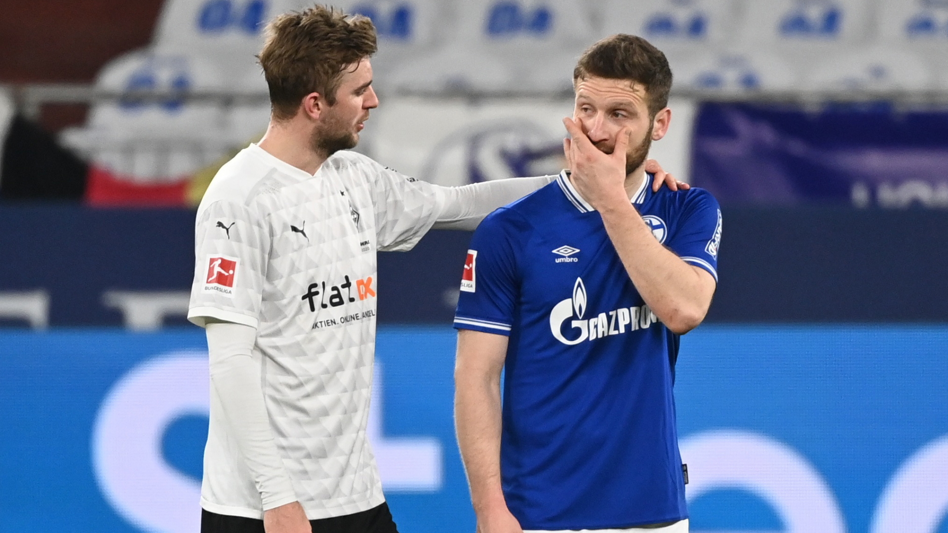 Die Spieler Shkodran Mustafi und Christoph Kramer nach dem Bundesligaspiel zwischen Schalke 04 und Borussia Mönchengladbach. | Pool via REUTERS