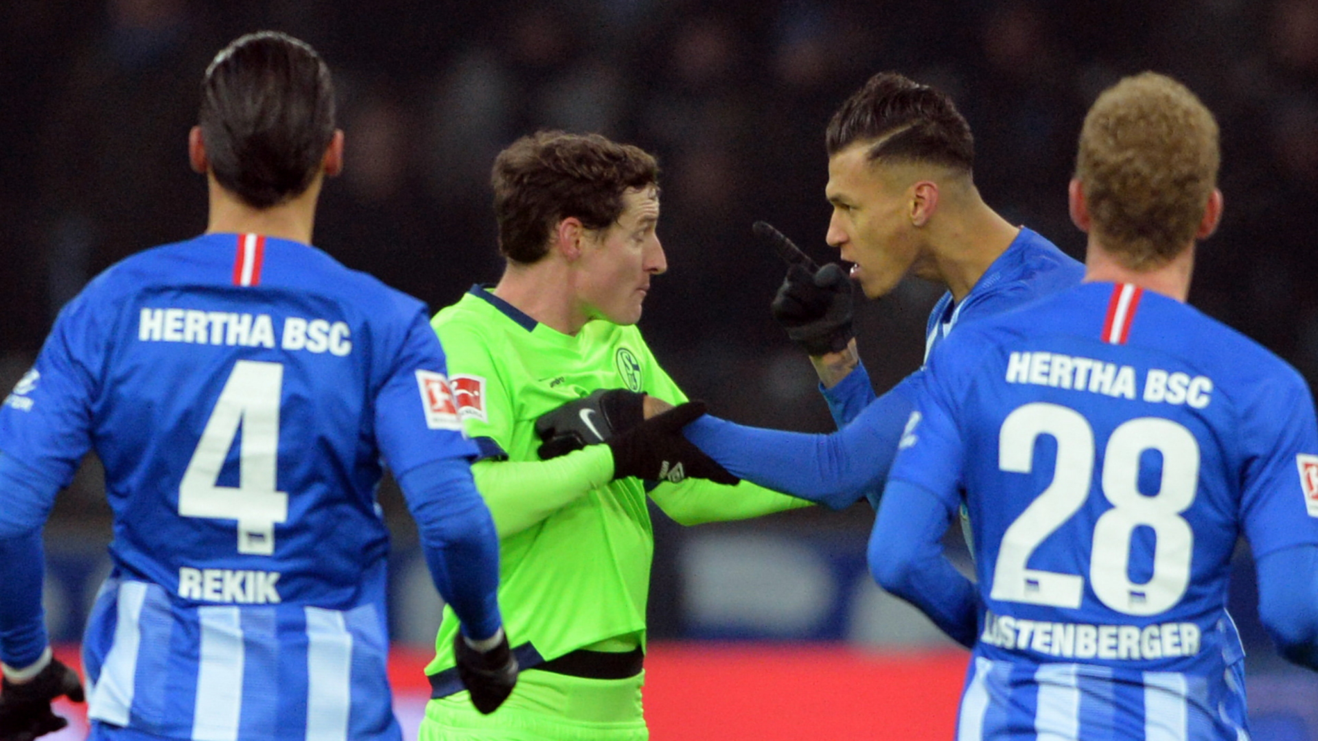 Hitzige Diskussion: Schalkes Rudy und Herthas Selke geraten aneinander | Bildquelle: dpa