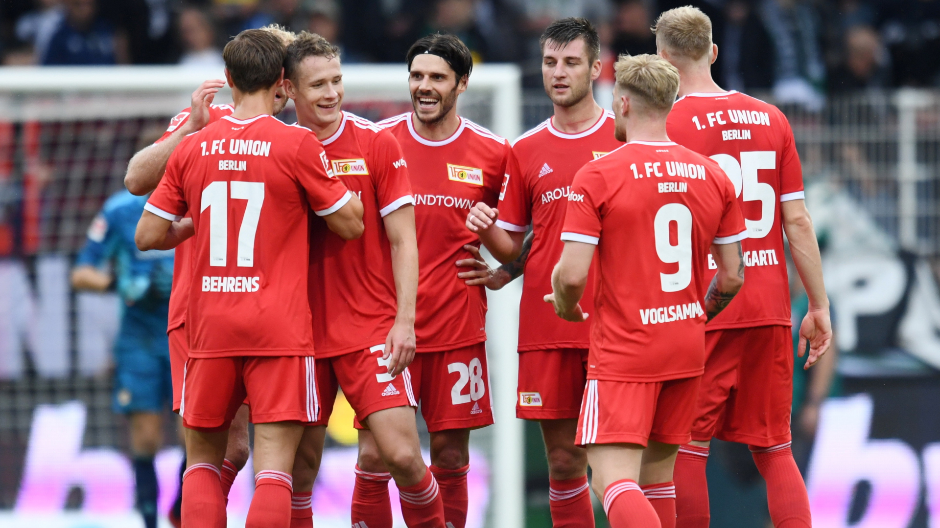 Spieler des Union Berlin feiern ihren ersten Saisonsieg in der Fußball-Bundesliga. | REUTERS