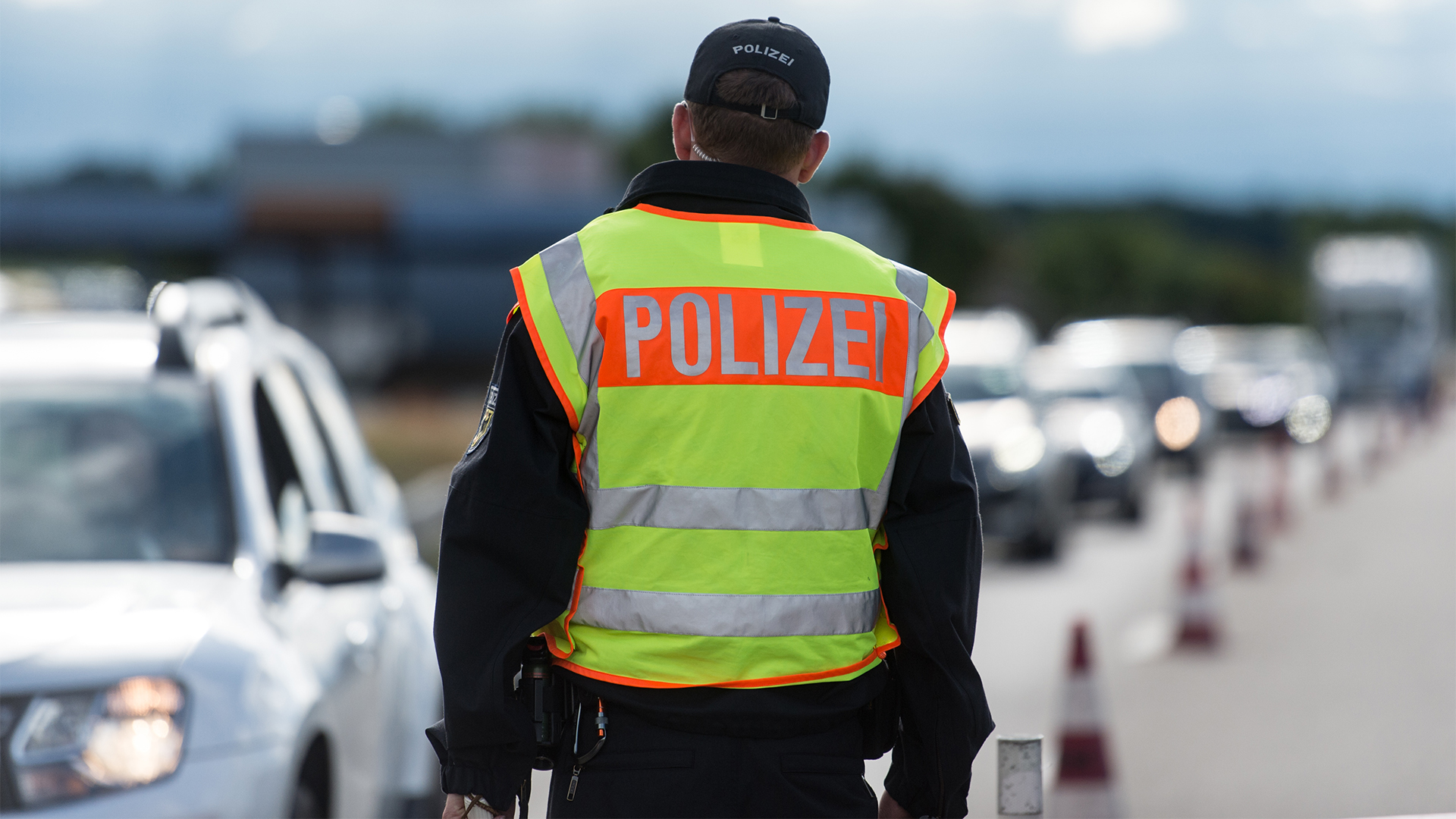 Ein Bundespolizist kontrolliert in Neuenburg (Baden-Württemberg) am deutsch-französischen Grenzübergang den Verkehr | picture alliance / Patrick Seege