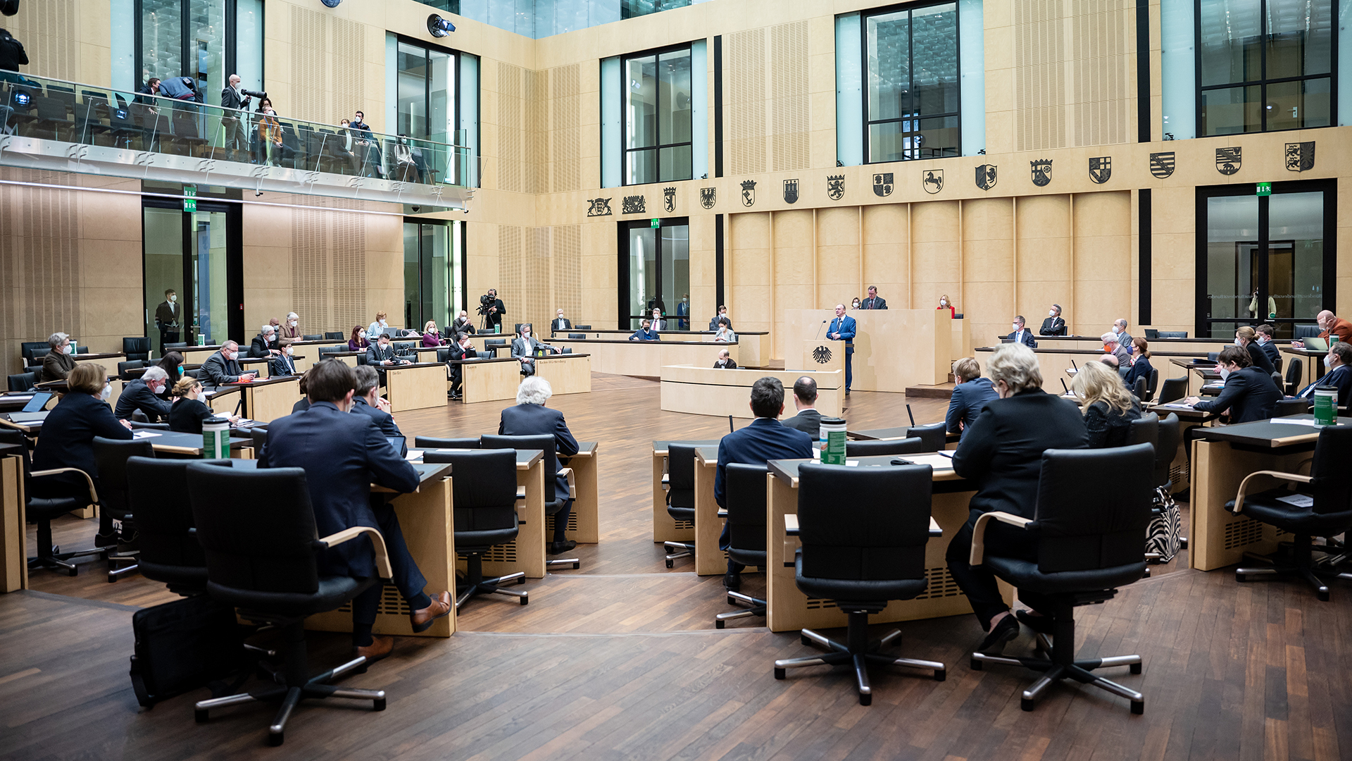 Abgeordnete nehmen im Bundesrat an einer Sitzung teil. | dpa