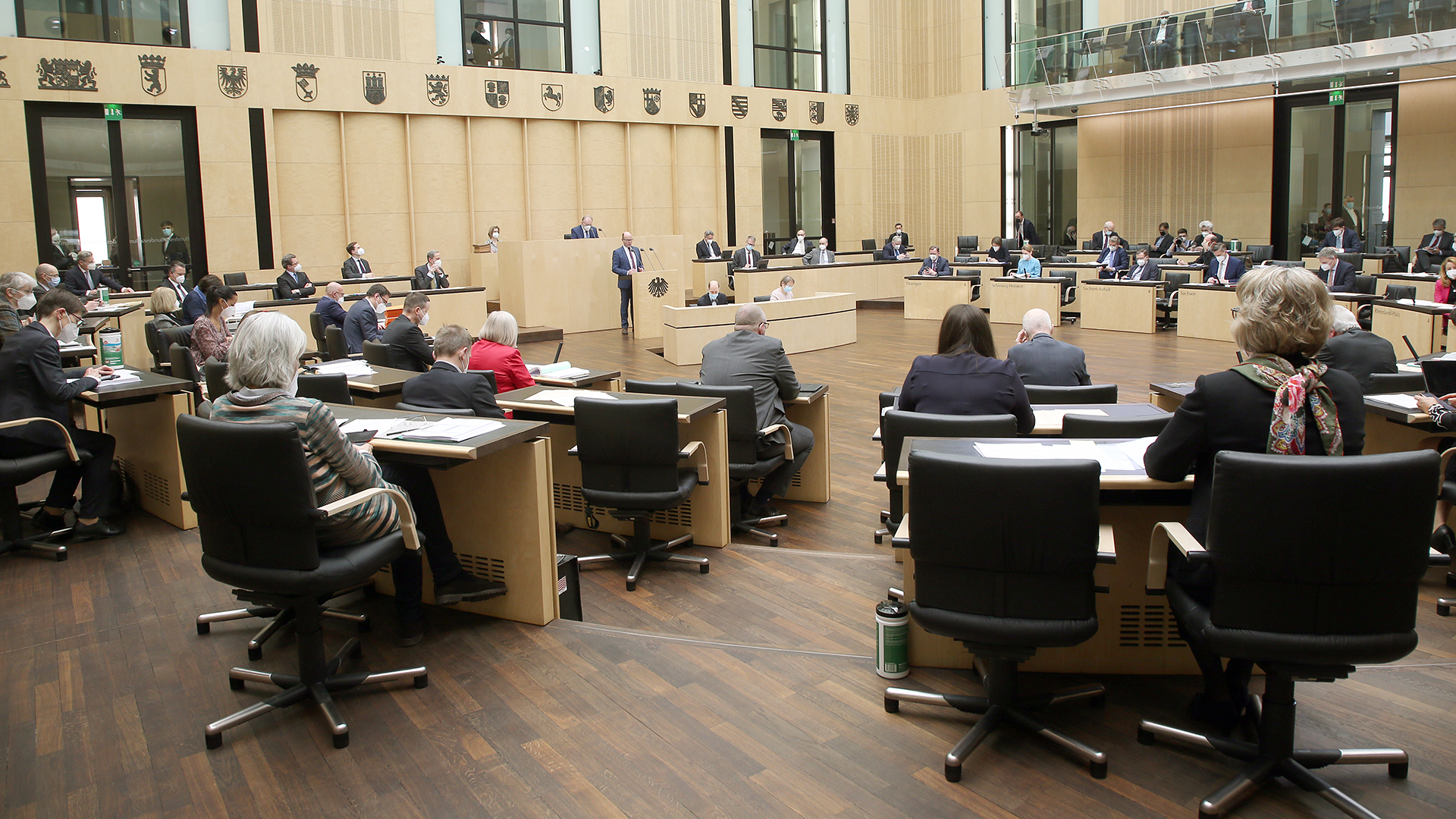 Abgeordnete der Länderkammer nehmen im Bundesrat an der Sitzung teil.