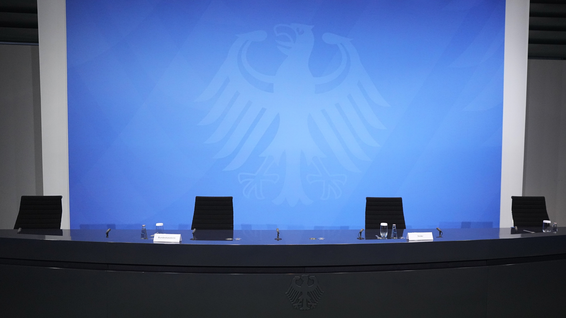 Leere Stühle stehen vor dem Beginn einer Pressekonferenz mit Bundeskanzlerin Merkel  im Kanzleramt.
