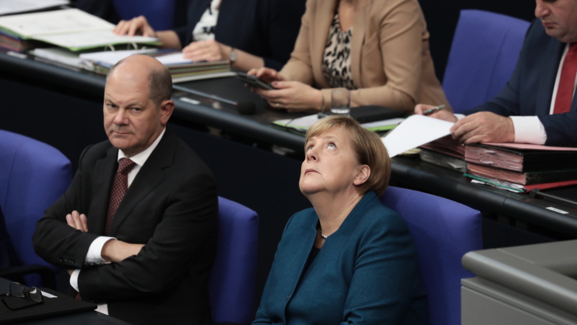 Finanzminister Scholz und Bundeskanzlerin Merkel auf der Regierungsbank. | dpa