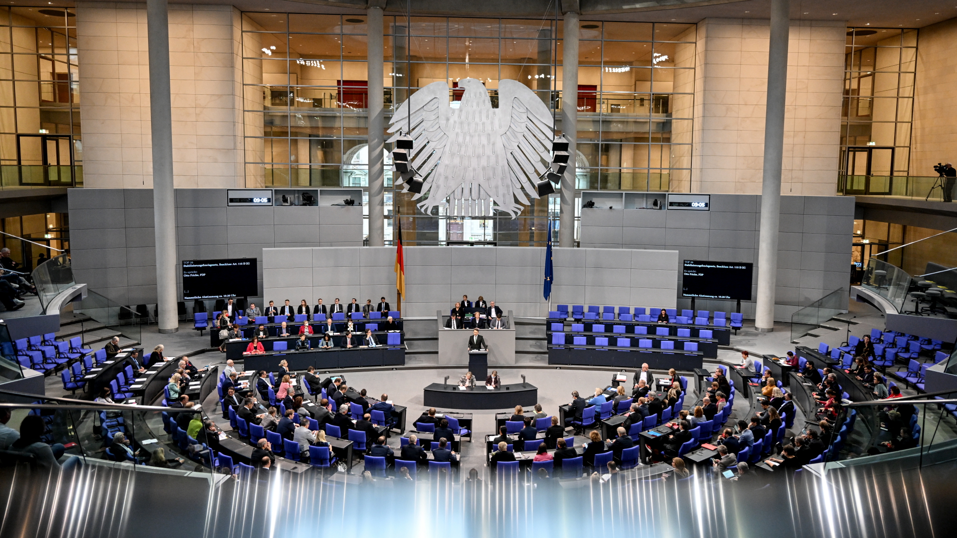 Die Abgeordneten tagen im Bundestag. 
