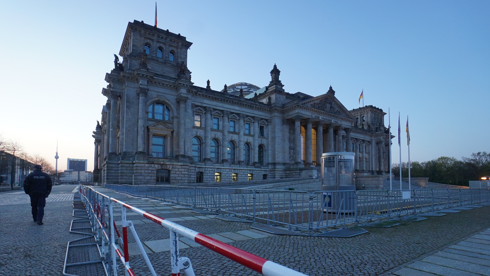Absperrzäune vor dem vor dem Reichstagsgebäude (Archivbild) | dpa