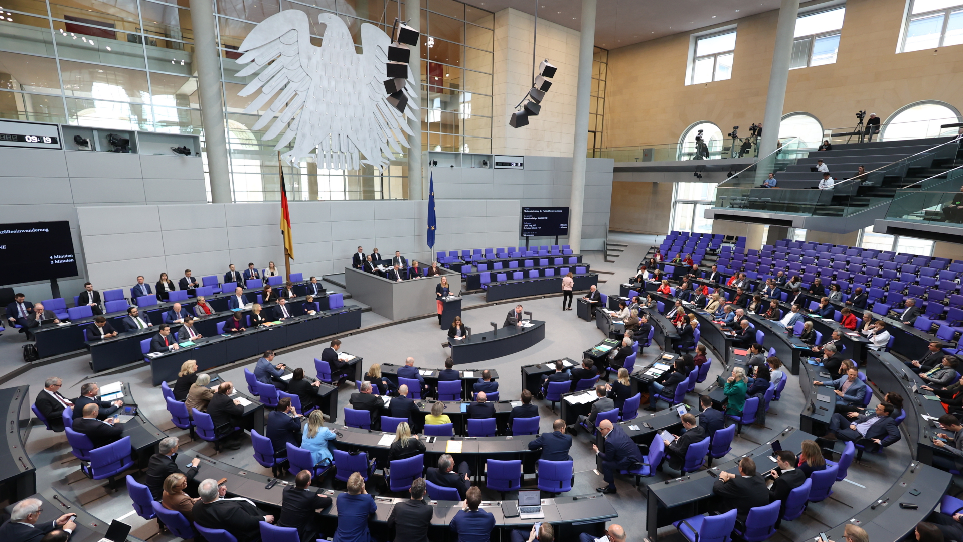 Blick in die 100. Sitzung des Deutschen Bundestages. Debattiert wird die Weiterentwicklung der Fachkräfteeinwanderung. 