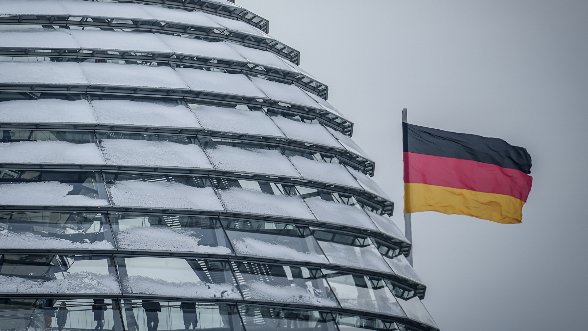 Die verschneite Kuppel des Reichstagsgebäudes