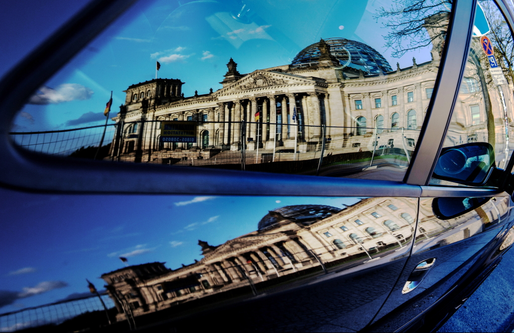 Außenansicht des Bundestages, gespiegelt in einem Auto