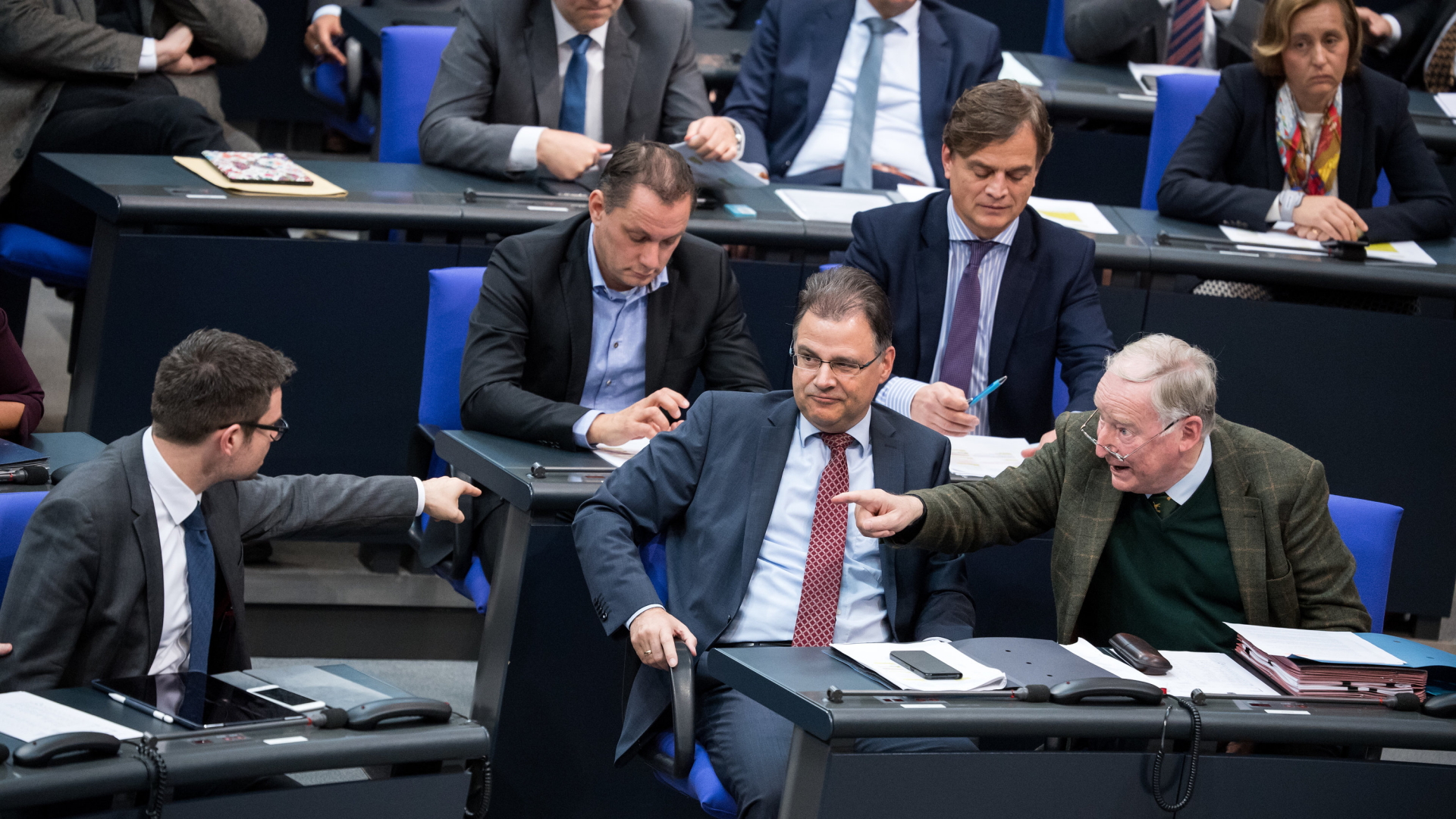 Abgeordnete streiten sich im Bundestag. | Bildquelle: dpa