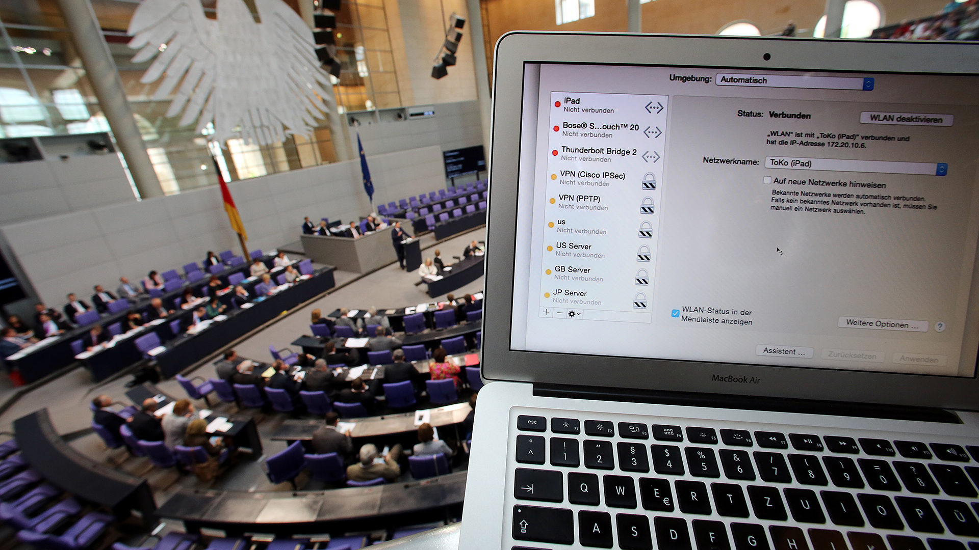 Laptop vor Mitgliedern des Bundestags | picture alliance / dpa