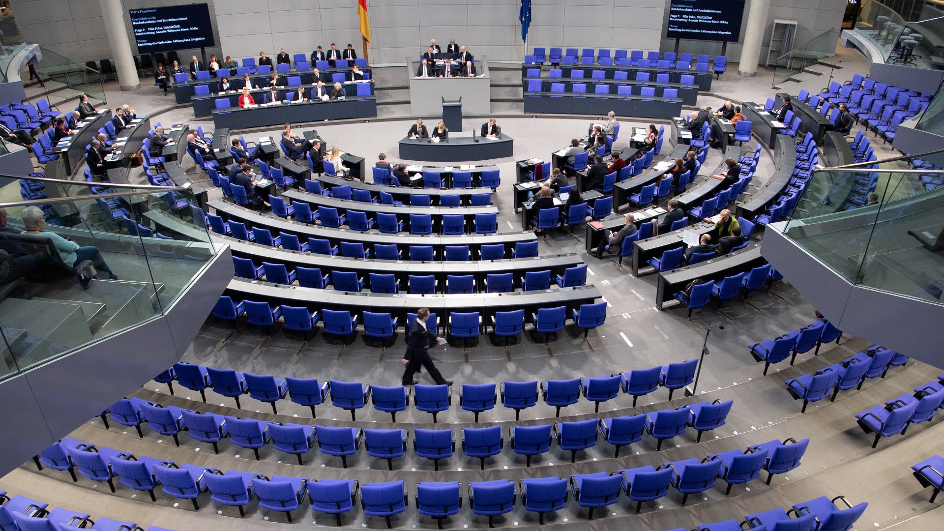 Eine Bundestagssitzung mit wenigen Abgeordneten (Archivbild). Zur nächtlichen Stunde ist das keine Seltenheit. | picture alliance/dpa