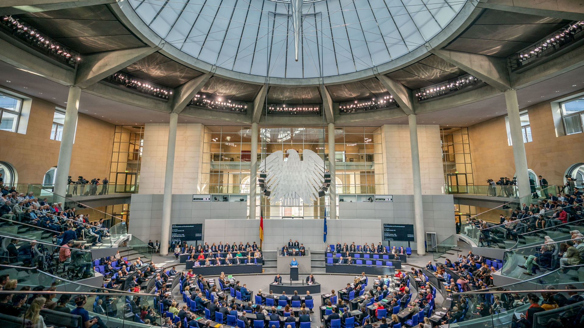 Blick in den Plenarsaal im Bundestag in Berlin. | dpa
