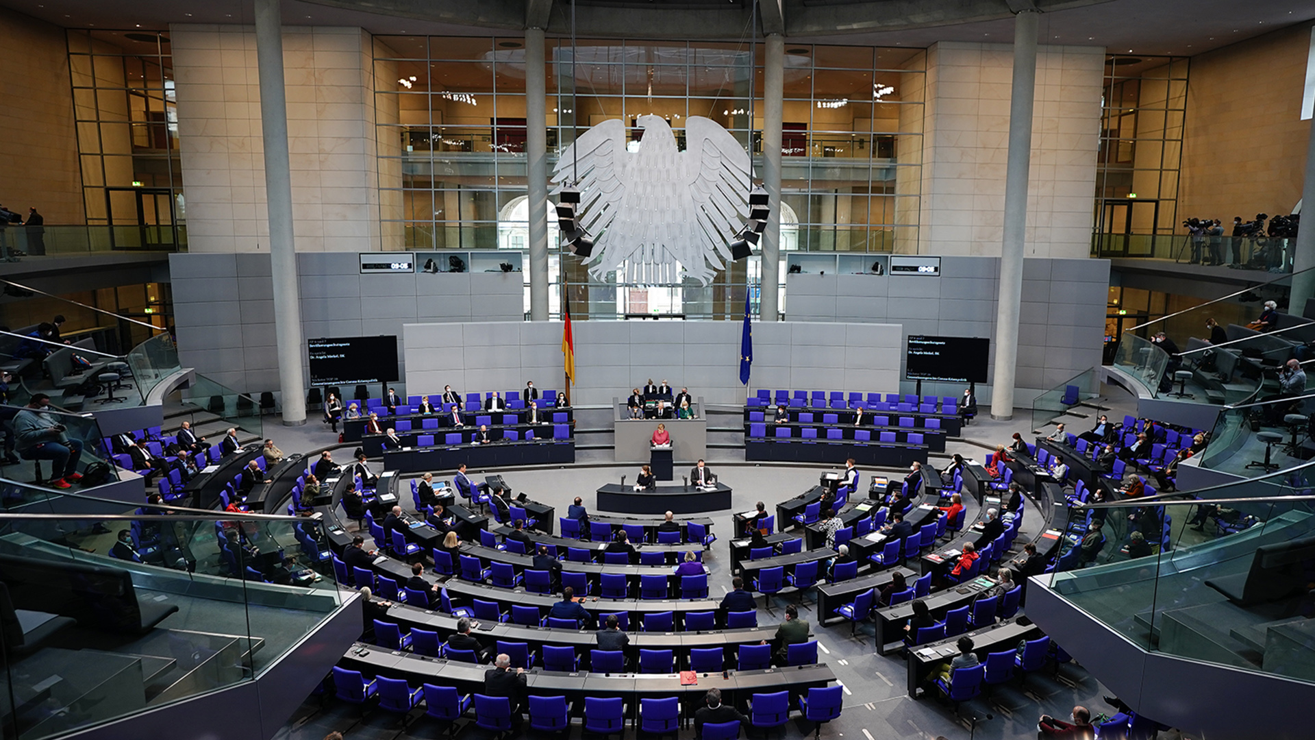Angela Merkel spricht in der Sitzung des Bundestags. | dpa