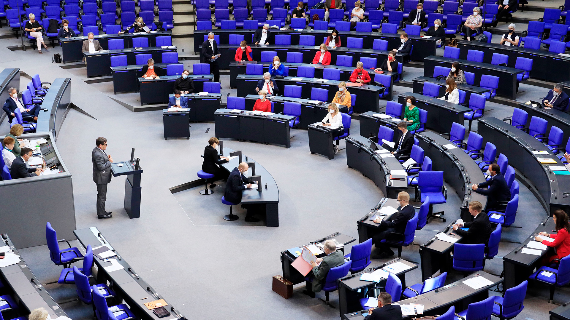 Bundestagsabgeordnete Im Parlament während der Debatte über die Fortsetzung der epidemischen Lage. | picture alliance / Geisler-Fotop