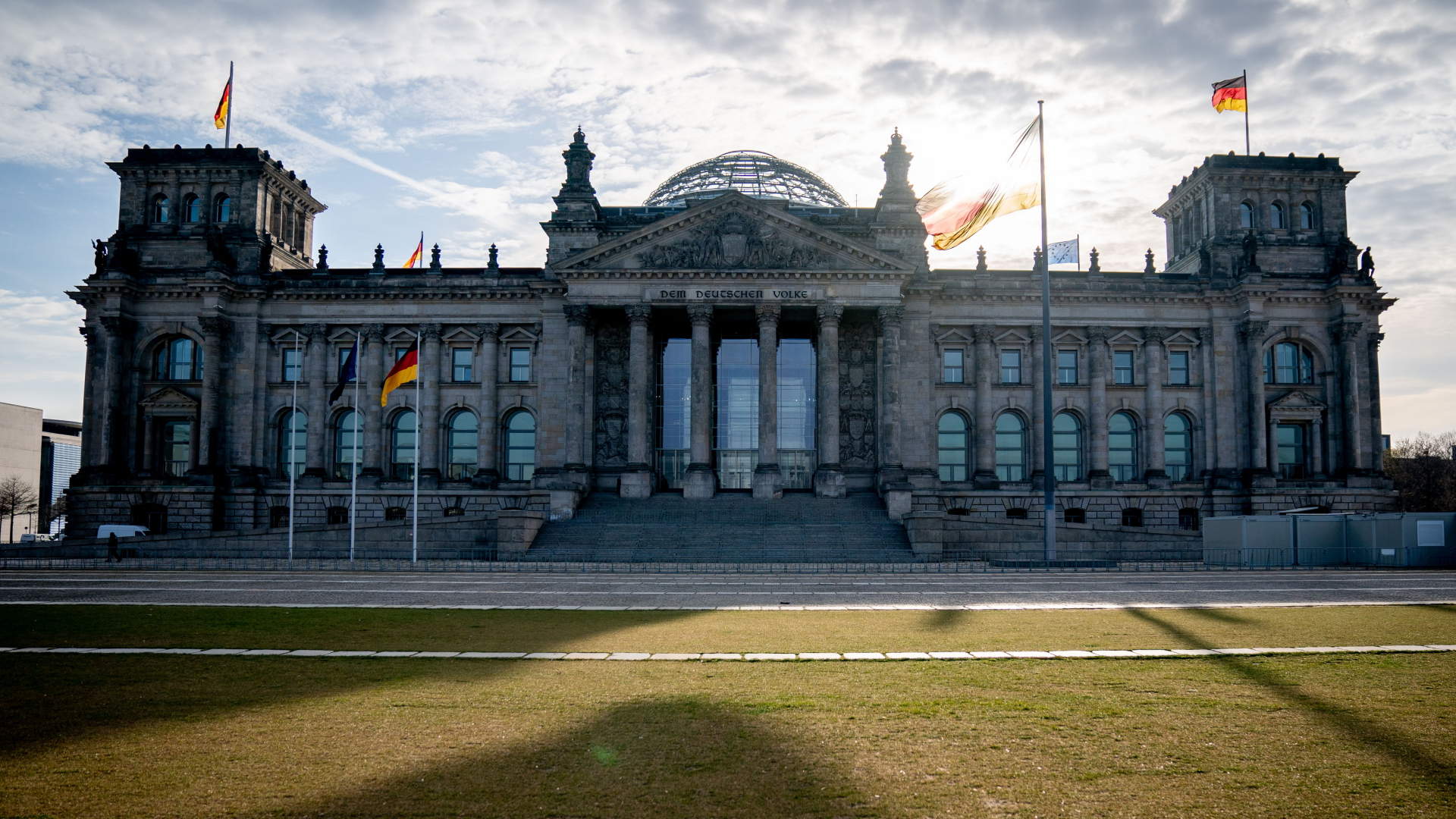 Das Reichstagsgebäude mit dem Bundestag | dpa