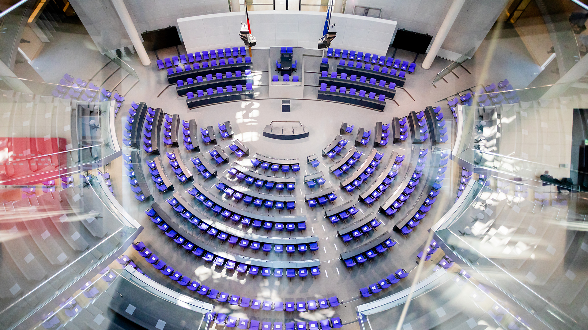 Blick in den Plenarsaal des Bundestags im Reichstagsgebäude. | dpa