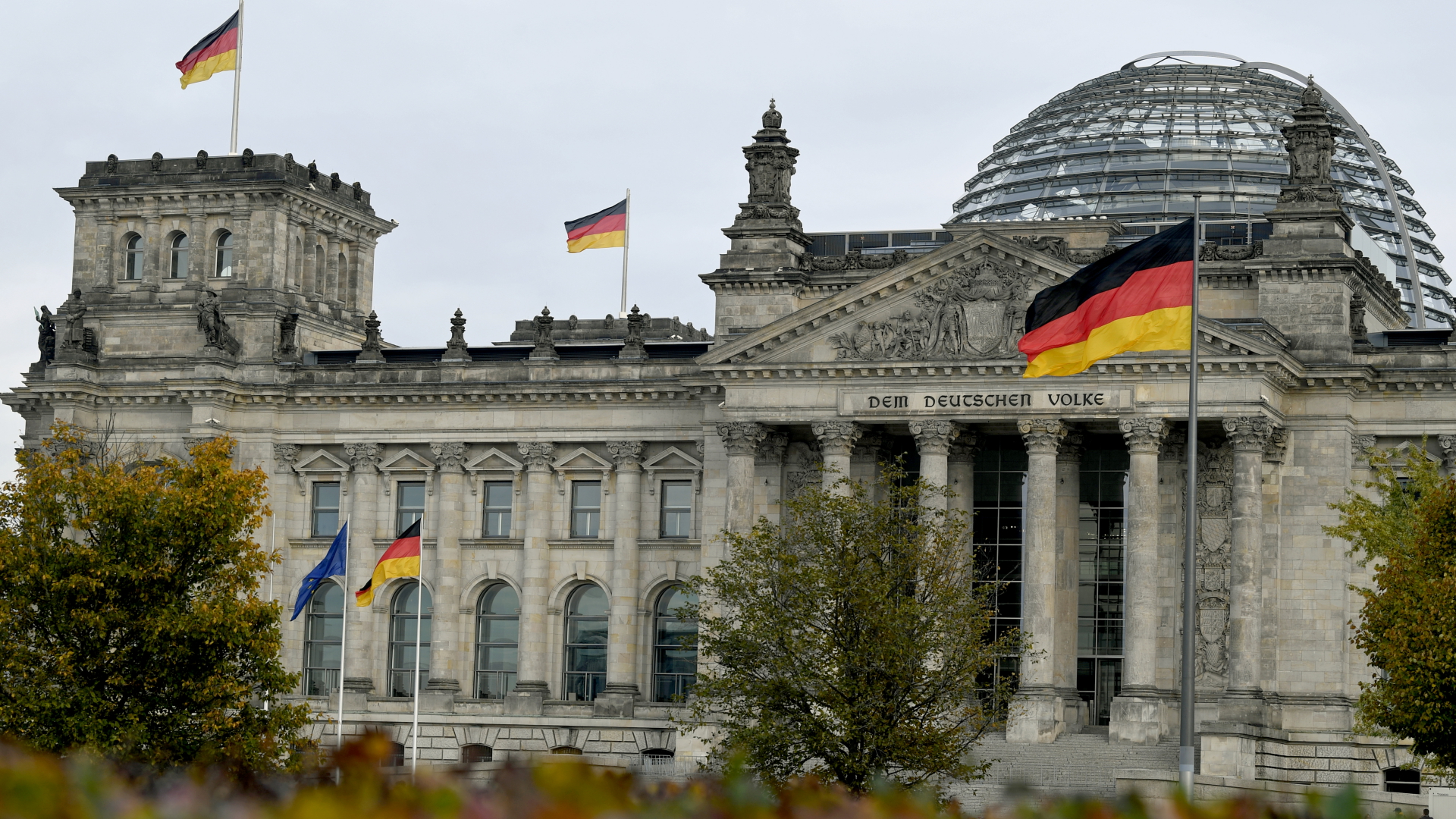 Blick auf das geflaggte Reichstagsgebäude: Mit seiner konstituierenden Sitzung nimmt der neu gewählte Bundestag nun seine Arbeit auf.