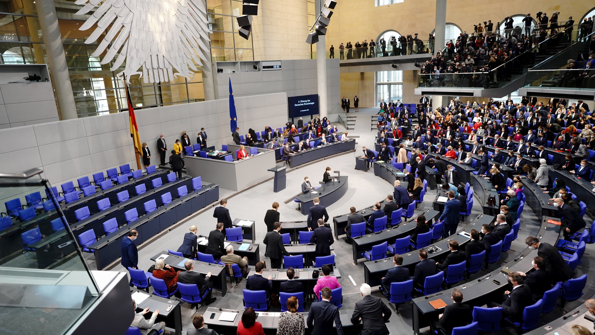 Bundestagsabgeordnete im Plenarsaal mit Bundestagspräsidentin Bärbel Bas in der Mitte