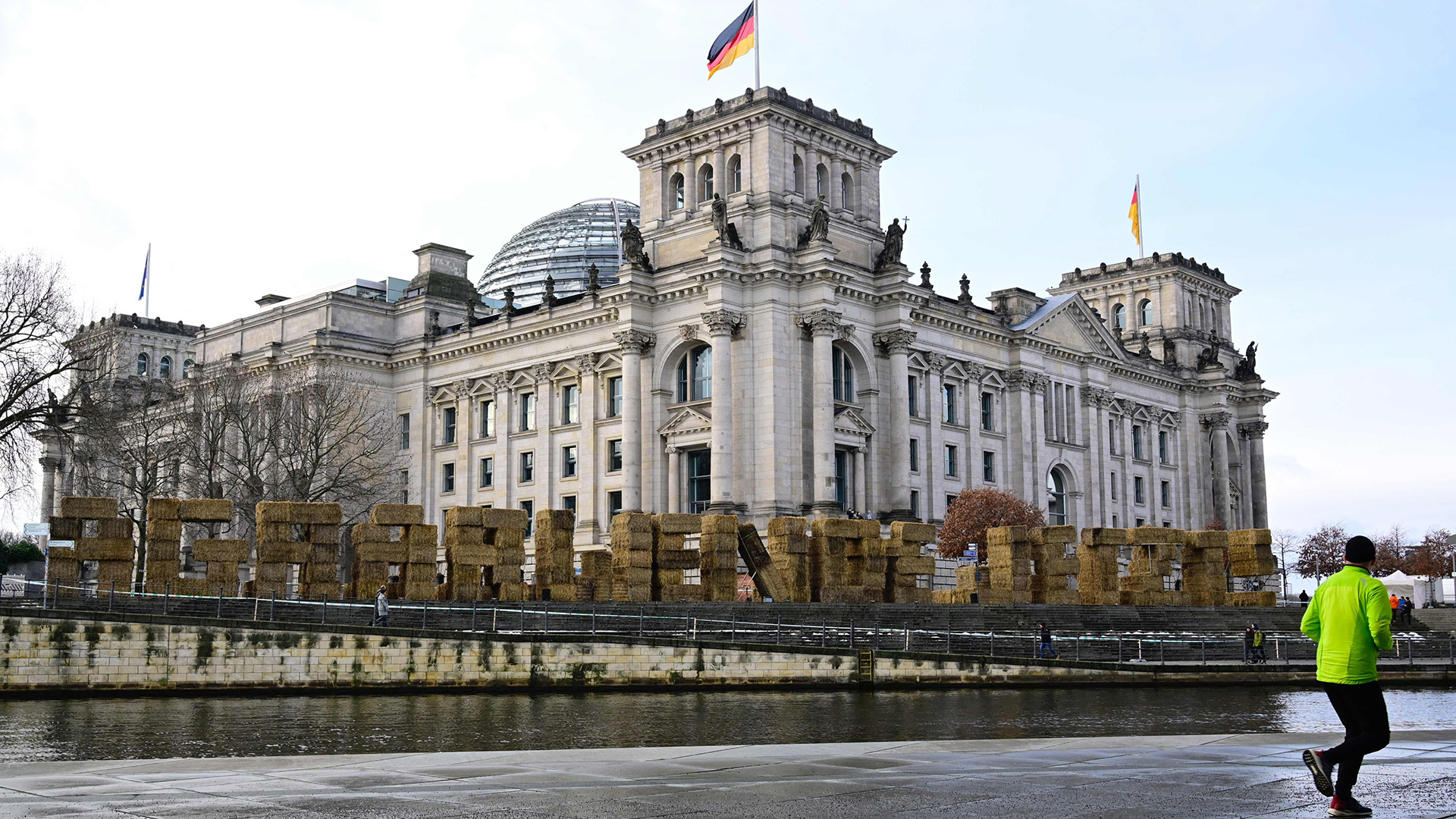 Landwirte haben vor dem Bundestag mit Strohballen "Agrarwende jetzt" geschrieben, Berlin. | AFP
