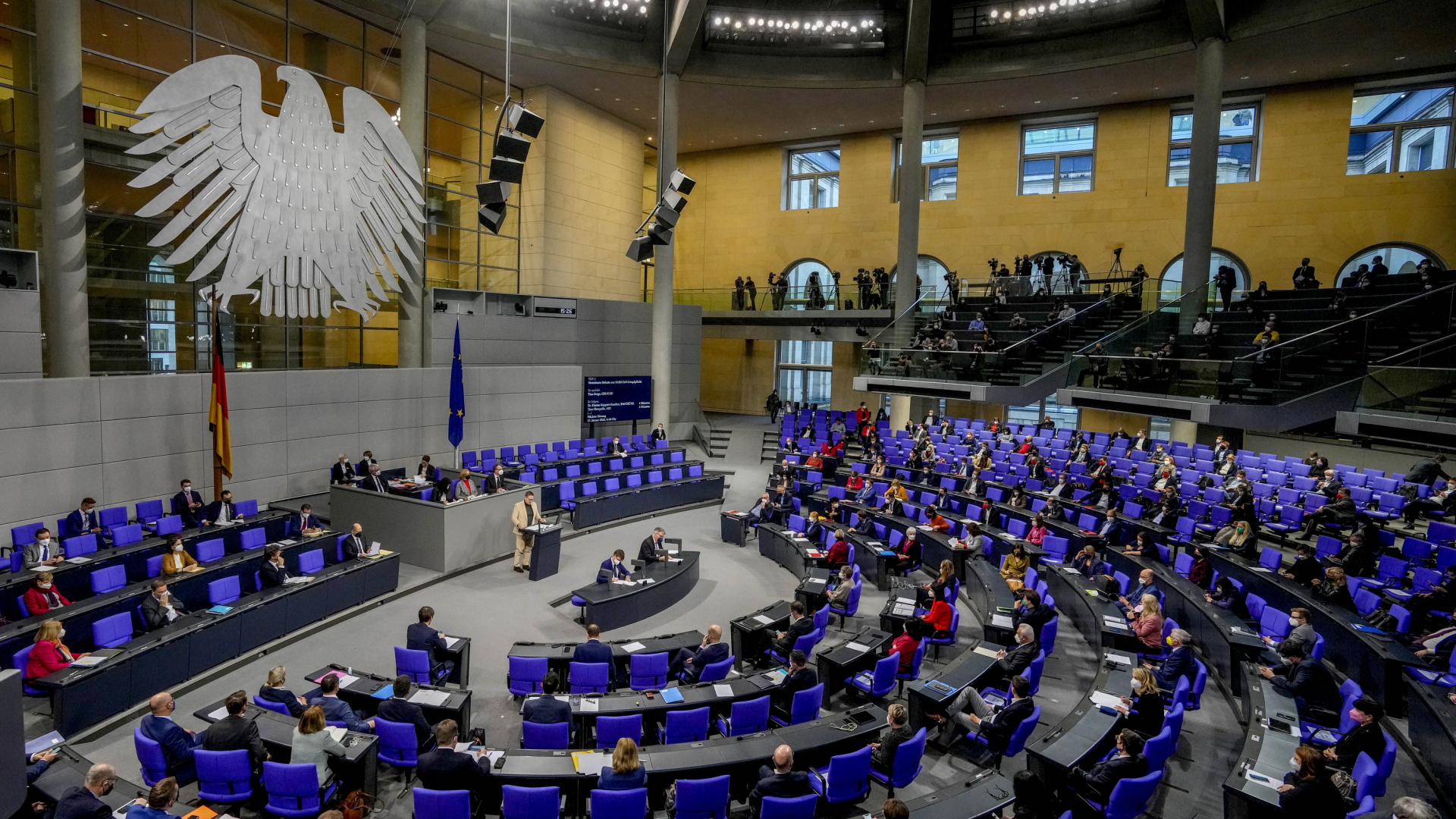 Impfpflicht-Debatte im Plenarsaal des Bundestages