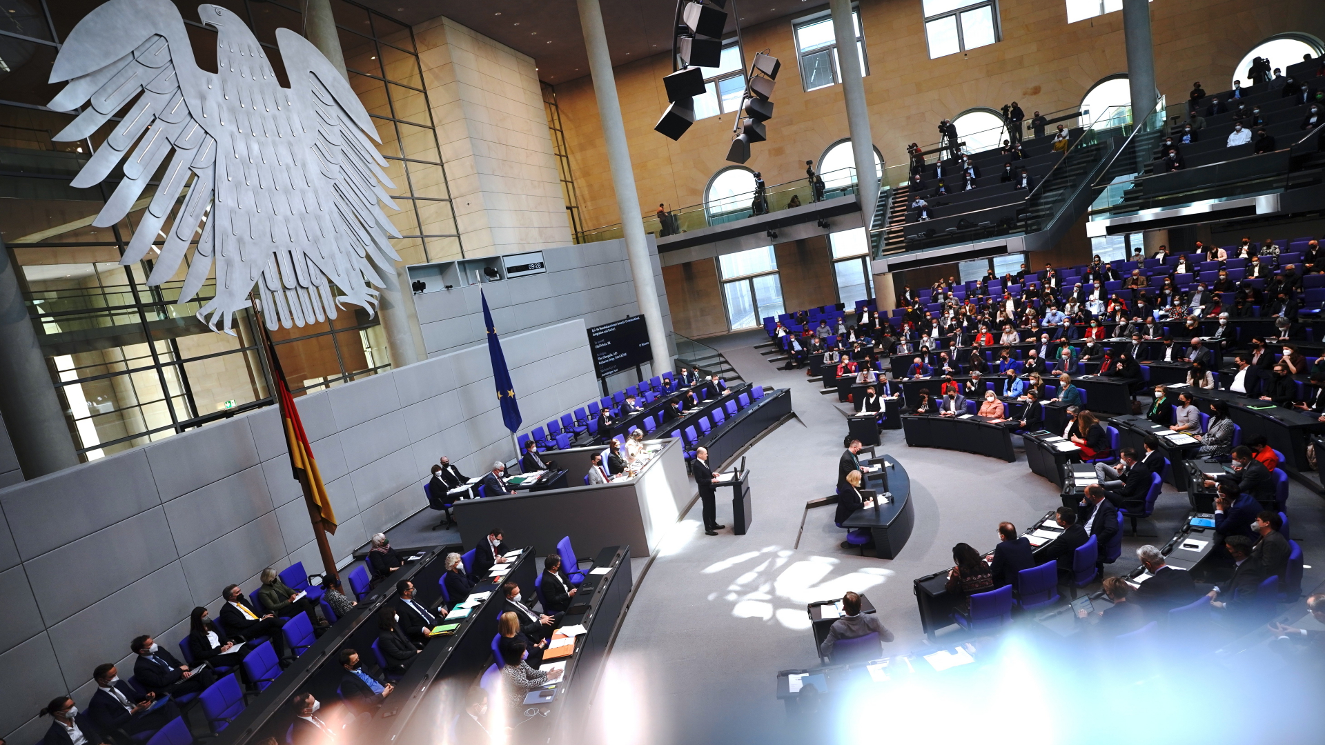 Der nahezu vollbesetzte Plenarsaal des Deutschen Bundestages während der Generaldebatte. | dpa