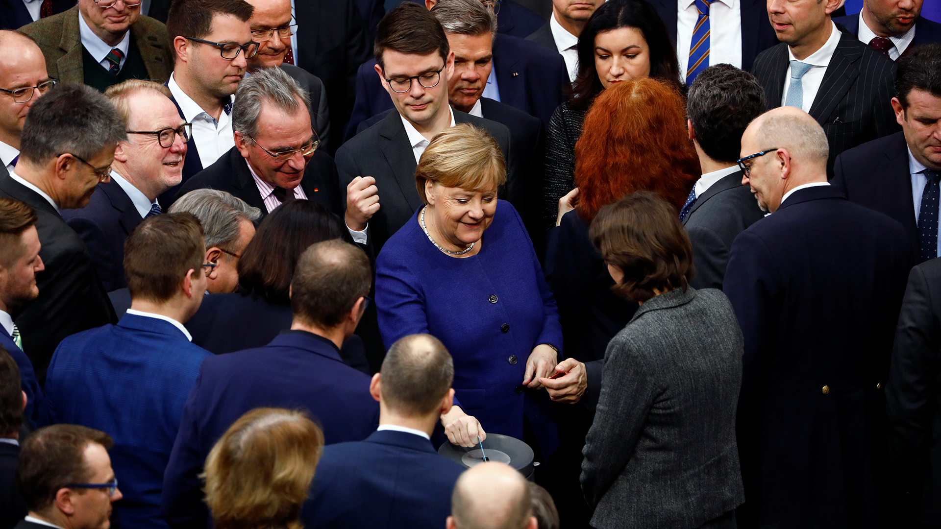 Abgeordnete Stimmen im Bundestag ab | REUTERS
