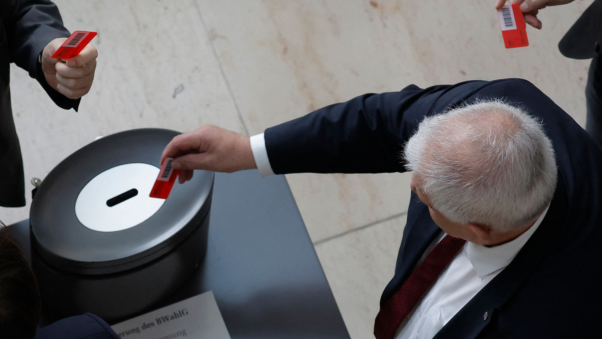Mitglieder des Bundestags stimmen ab. | AFP