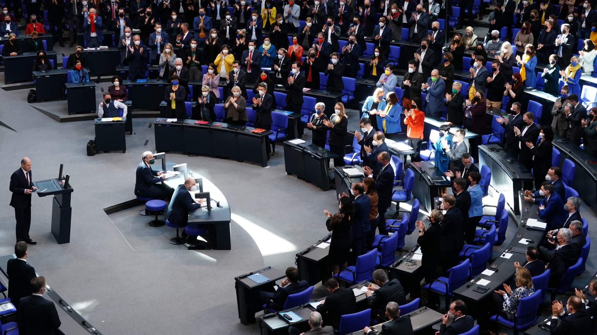 Ein großer Teil der Bundestagsabgeordneten applaudiert stehend nach Olaf Scholz' Regierungserklärung zum Ukraine-Krieg. | EPA