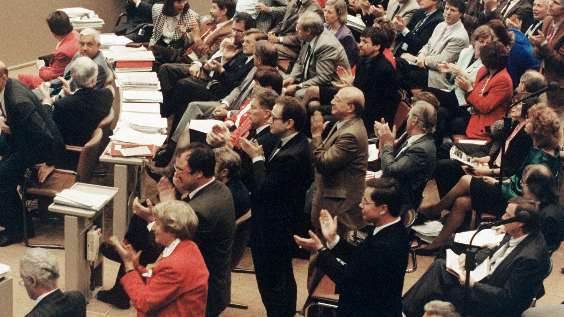 Politikerinnen und Politiker applaudieren im Bundestag (Archivbild 20.06.1991) | picture-alliance / dpa