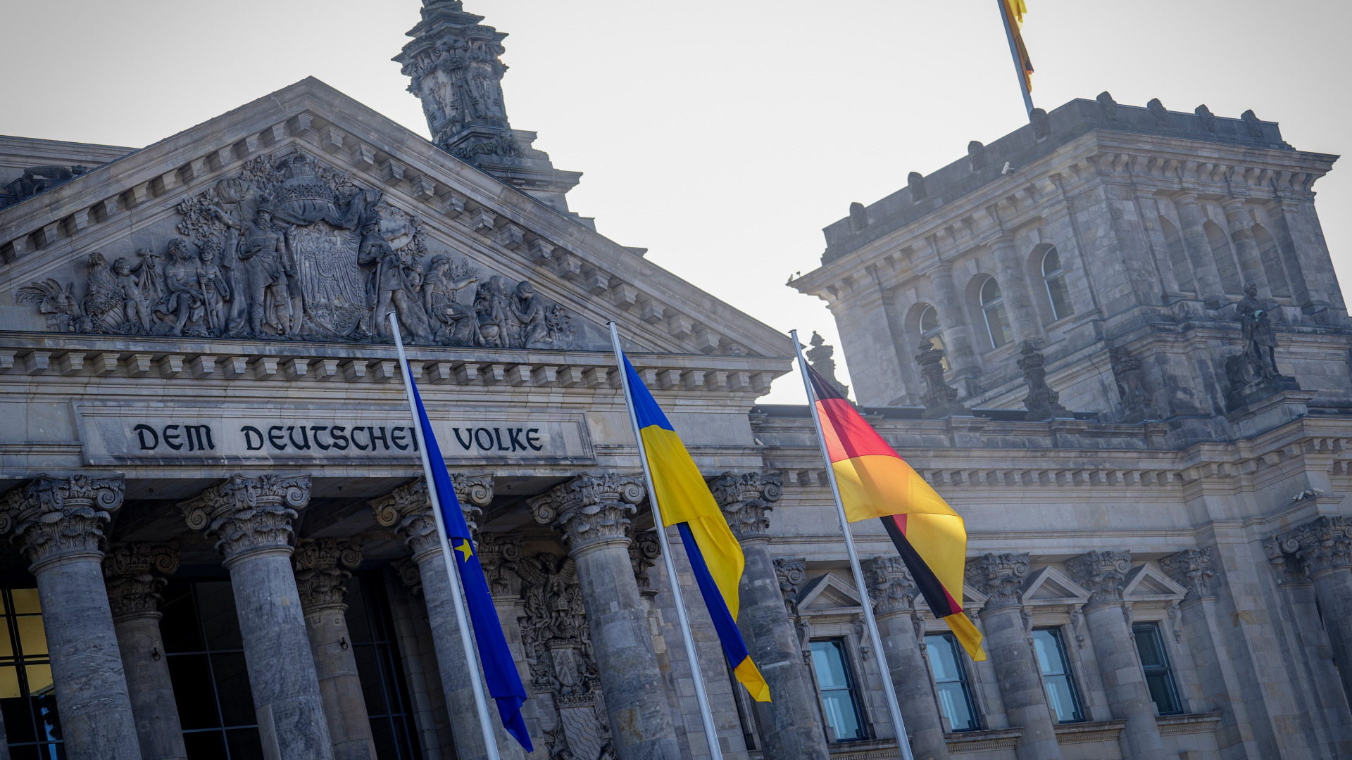 Vor dem Reichstagsgebäude wehen nebeneinander die Flaggen der EU, der Ukraine und Deutschlands. | dpa