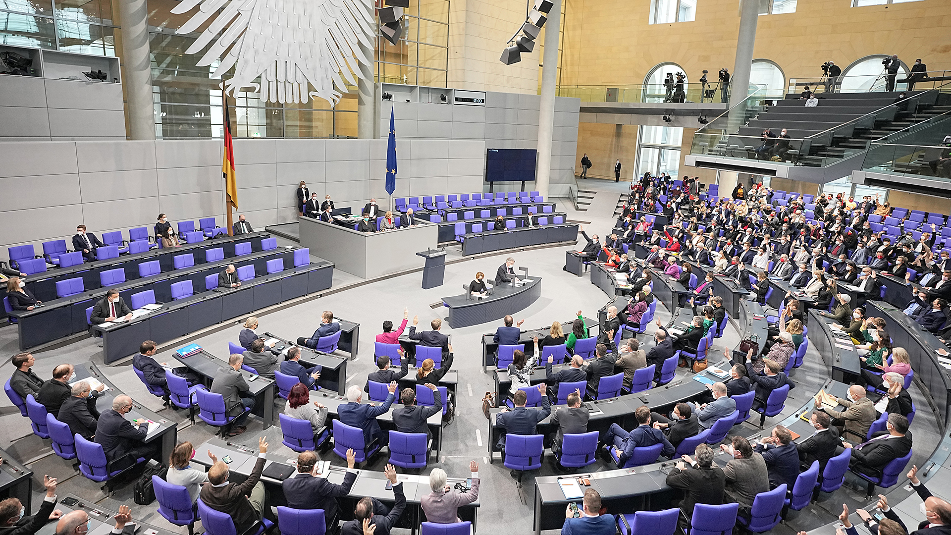 Abgeordnete nehmen an der Sitzung im Bundestag teil.  | picture alliance/dpa