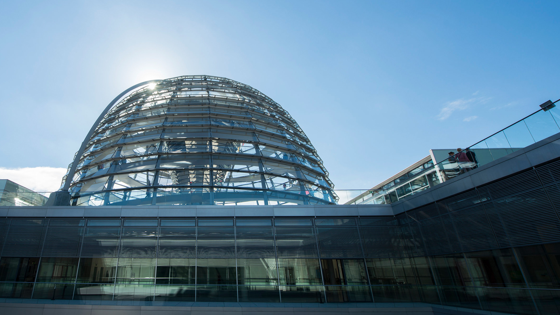 Die Sonne scheint über Kuppel des Bundestages | dpa