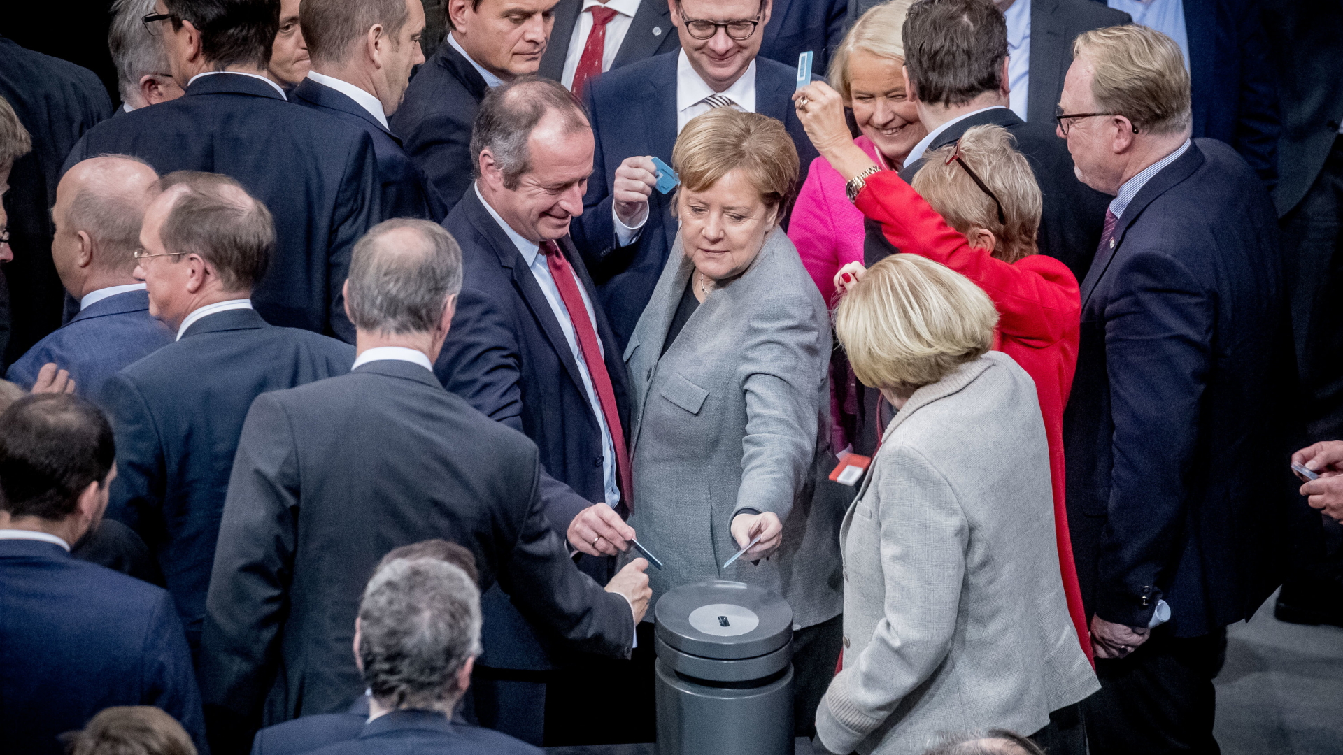 Angela Merkel stimmt über den Bundeshaushalt 2019 ab | Bildquelle: dpa