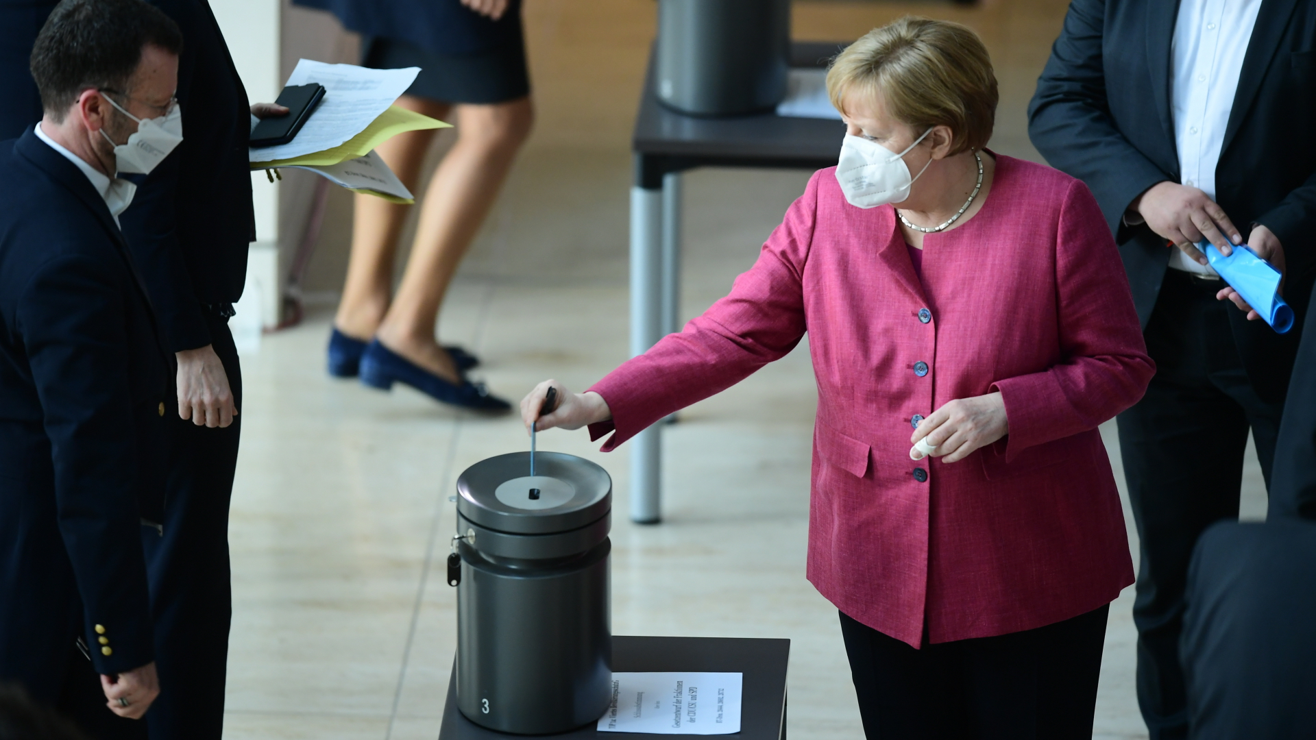 Bundeskanzlerin Angela merkel wirft ihren Abstimmungszettel während des Votums des Bundestags über die "Bundesnotbremse" in eine Urne ein.