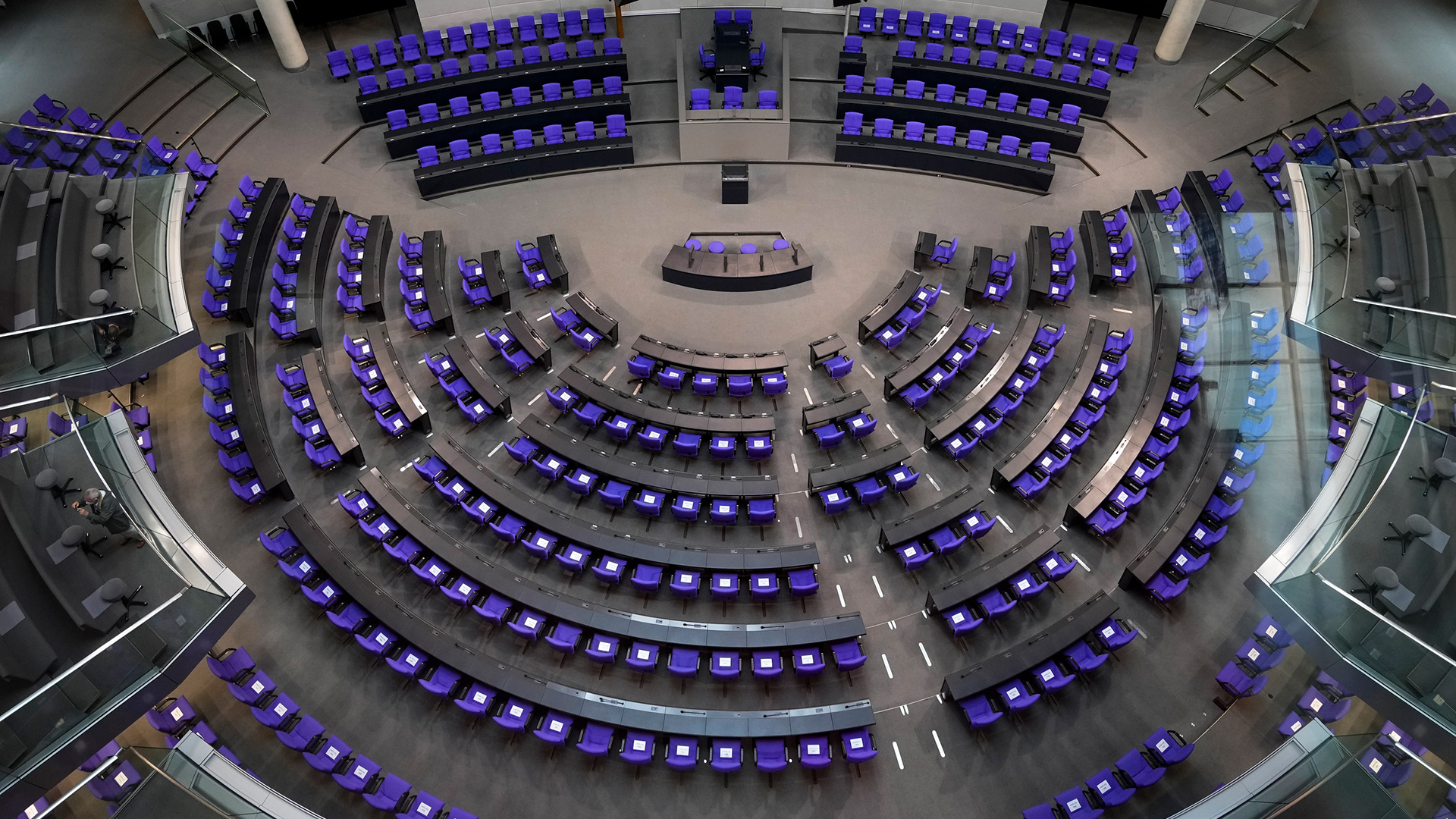 Blick in den leeren Plenarsaal des Bundestags in Berlin.