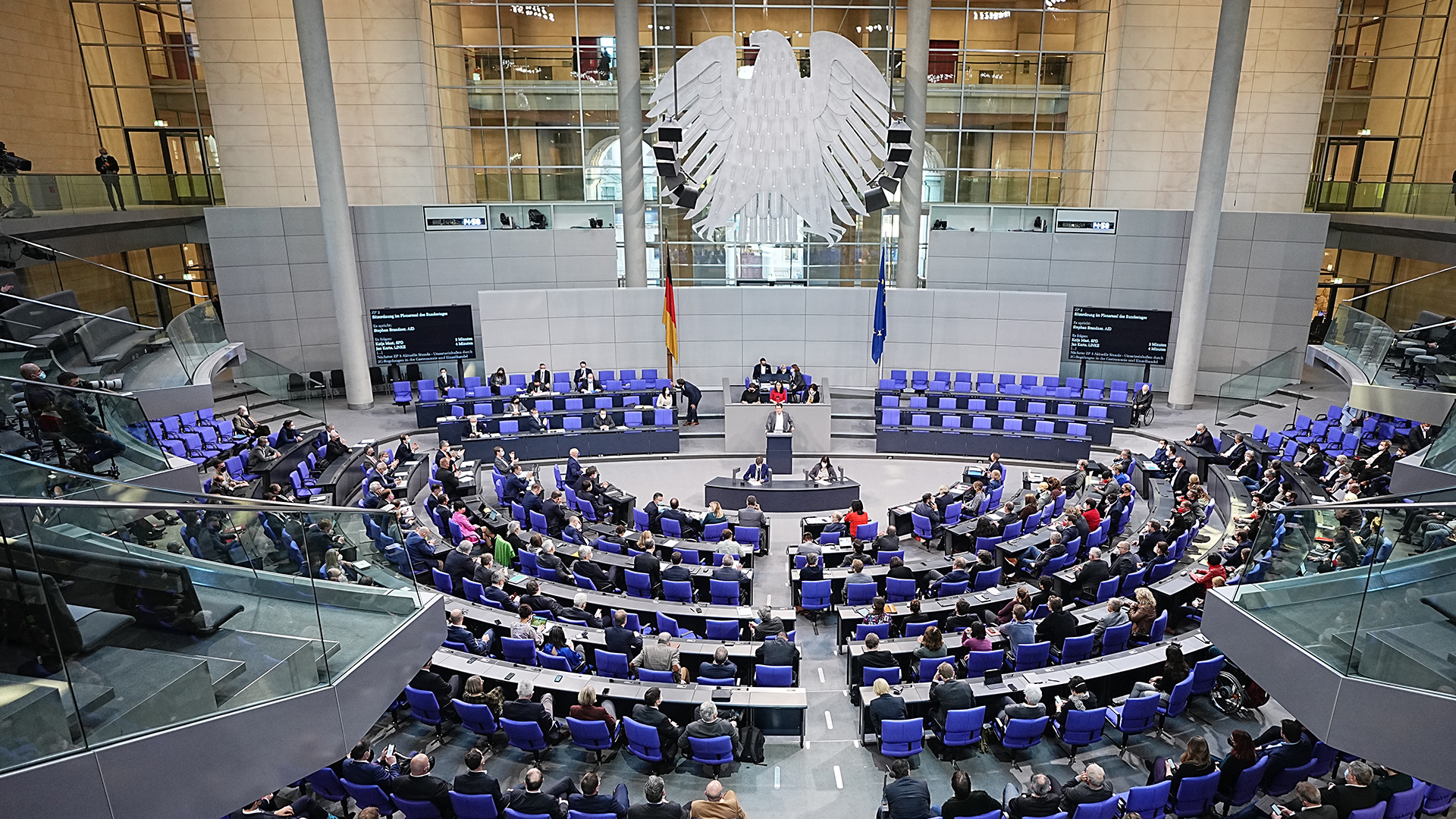 Die Parlamentarier debattieren im Plenum im Bundestag. (Archivbild: 16.12.2021) | dpa