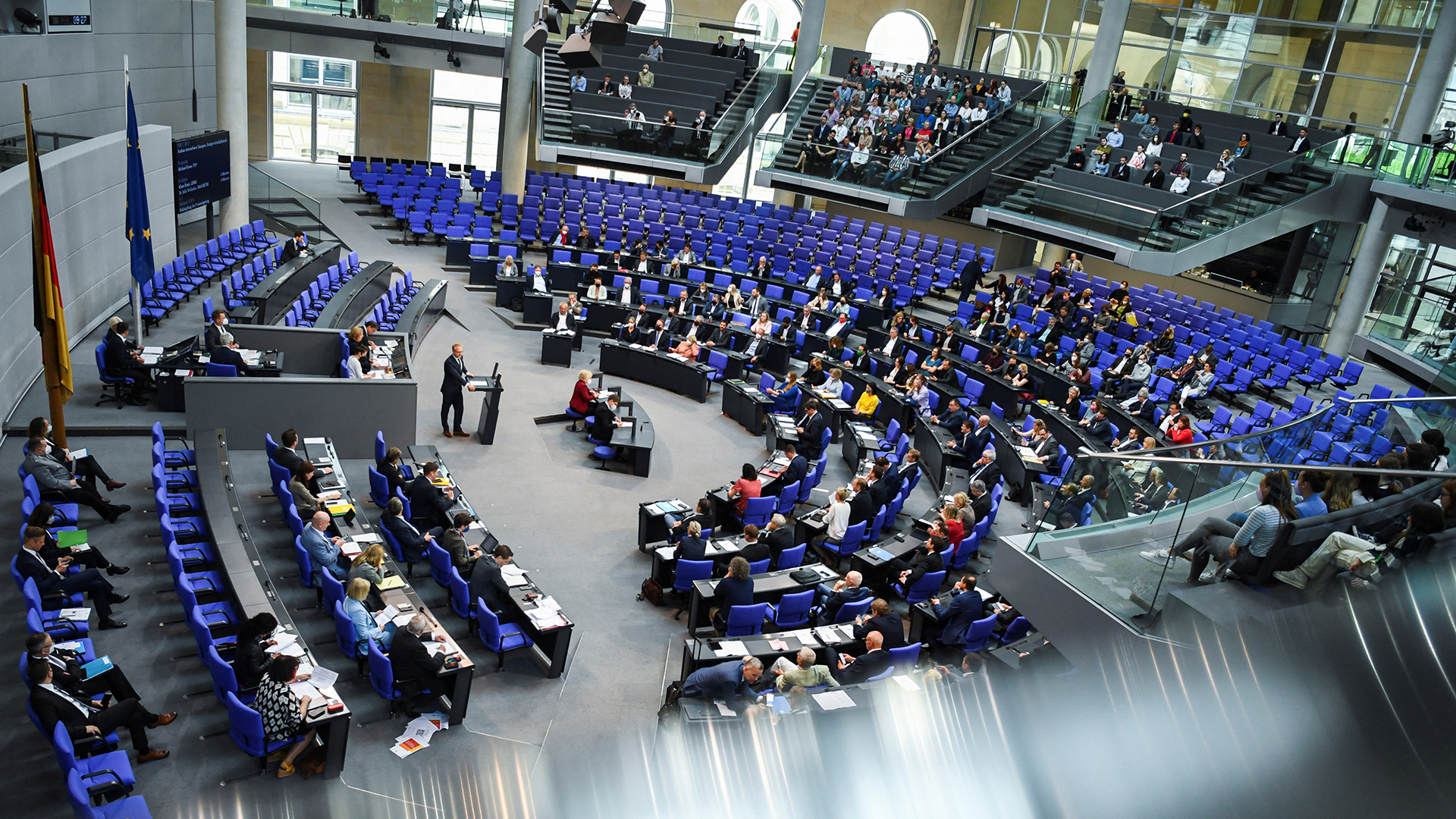 Abgeordnete des Deutschen Bundestages nehmen an einer Plenarsitzung im Bundestag teil. | REUTERS