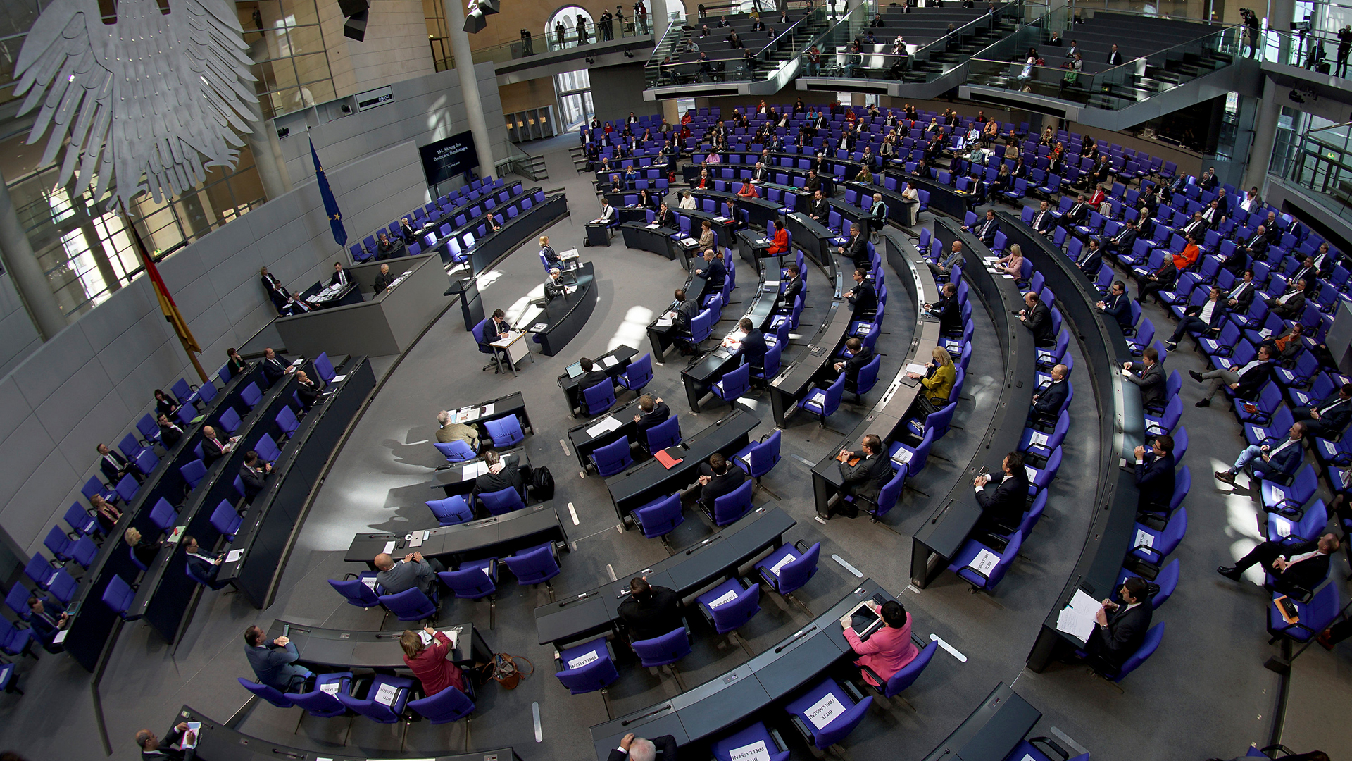 Blick in das Plenum des Bundestags | Bildquelle: AP
