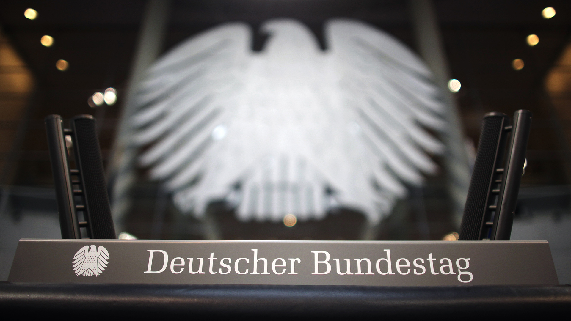 Das Rednerpult im Plenarsaal des Deutschen Bundestags in Berlin ist vor dem Bundesadler zu sehen. | picture alliance / dpa