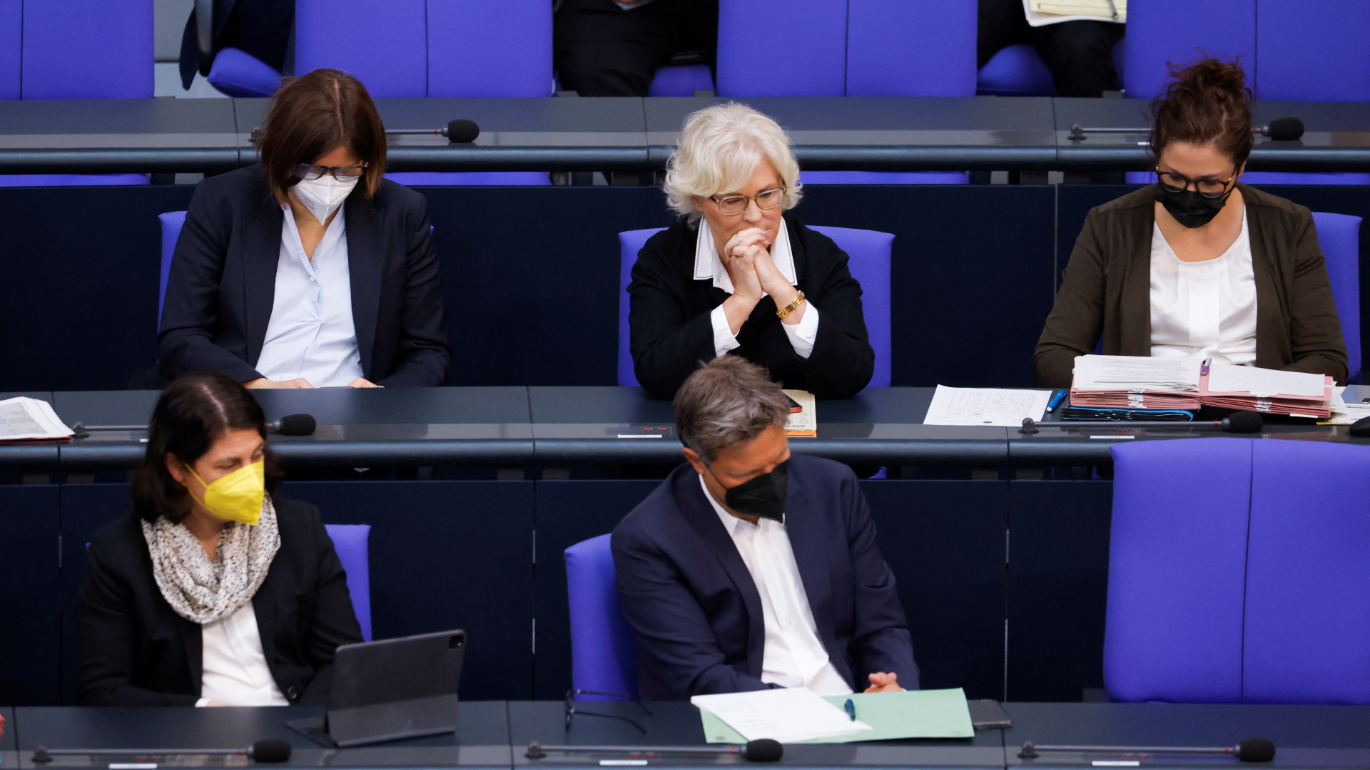 Freier Platz des abwesenden Olaf Scholz im Bundestag | REUTERS