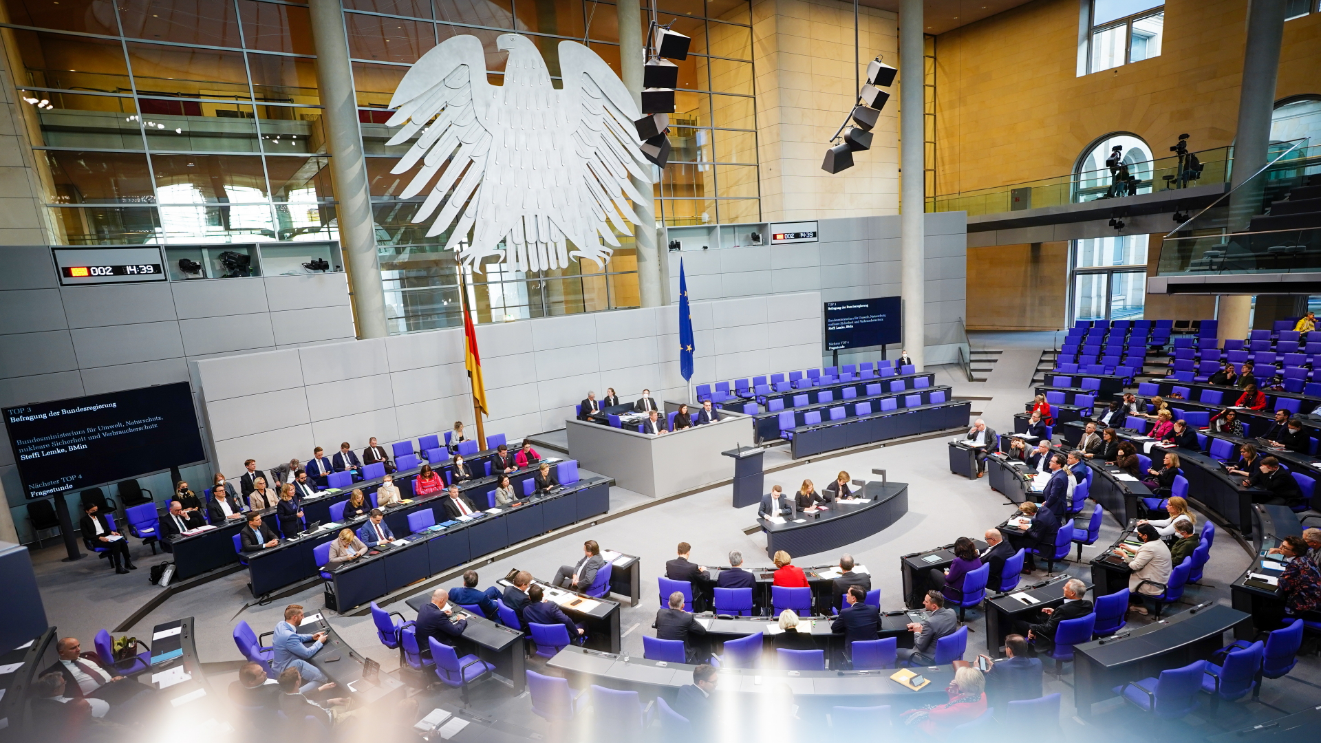 Die Abgeordneten sitzen bei einer Plenarsitzung im Deutschen Bundestag. | dpa