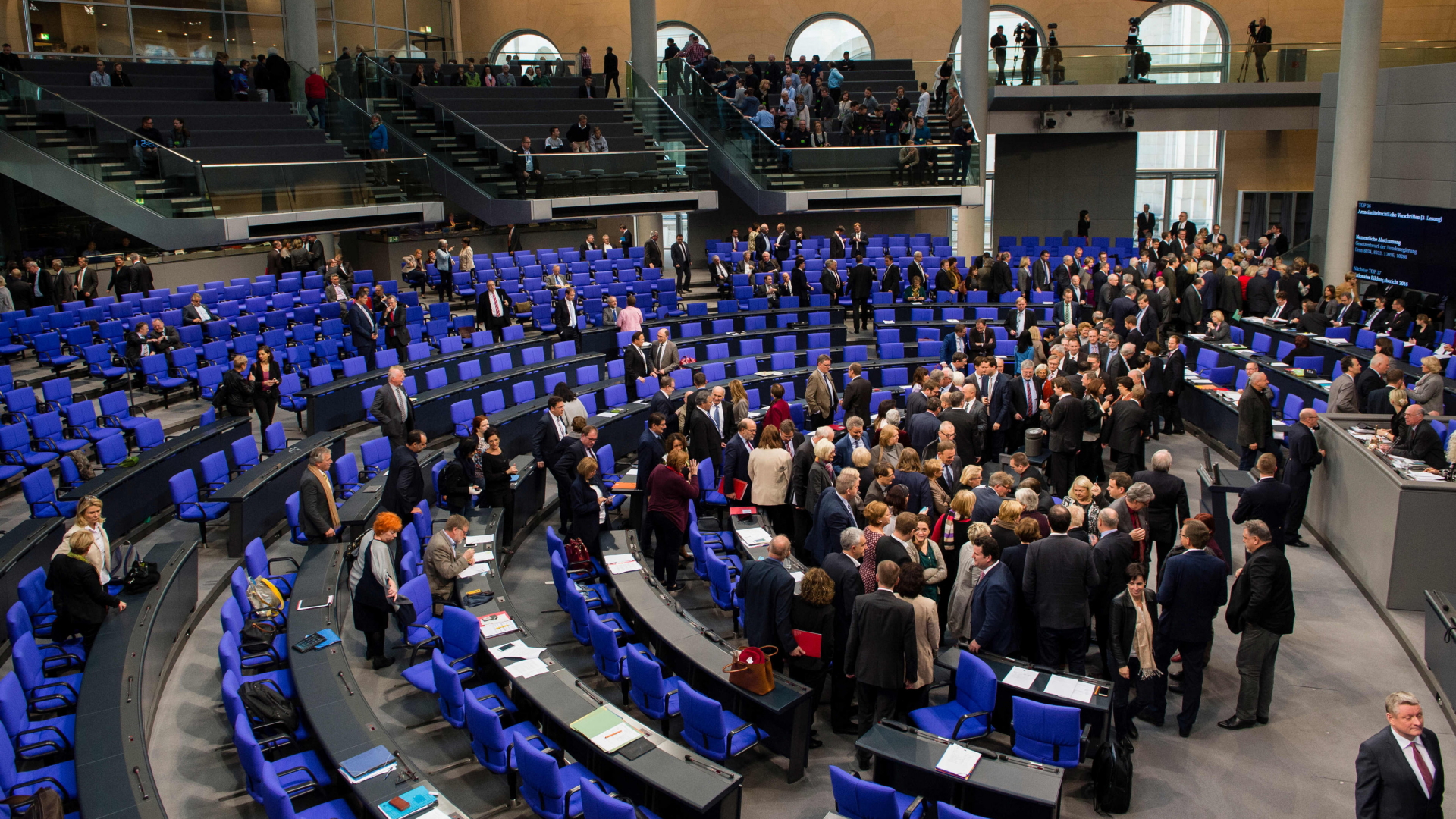 Mitglieder des Bundestages bei einer Abstimmung des Plenums | dpa
